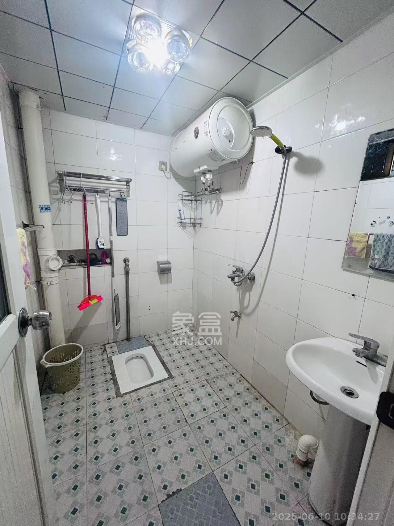 粟塘小区  3室2厅2卫    2000.0元/月室内图