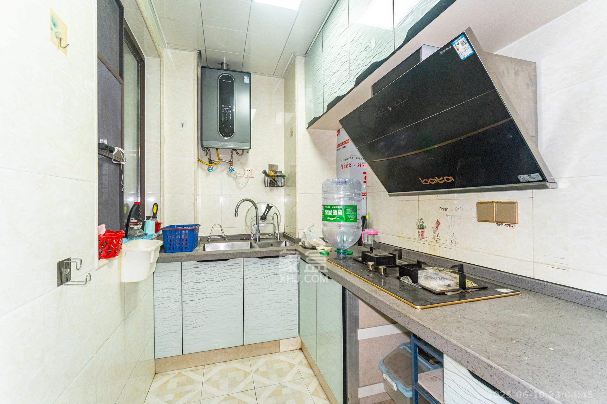 华润置地广场二期  3室2厅2卫    85.0万 华润置地广场二期  3室2厅2卫    85.0万厨房