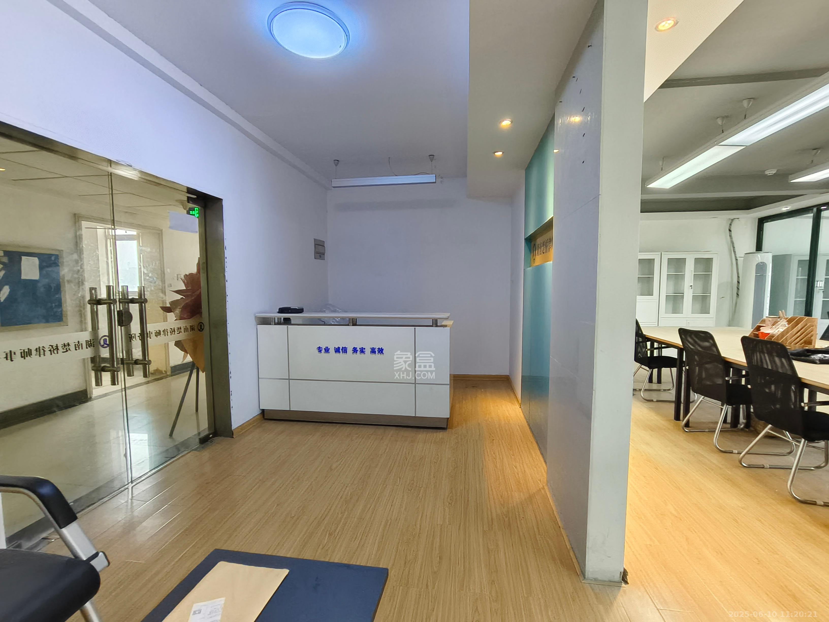 鸿飞大厦 4室2厅2卫 7000.0元/月 鸿飞大厦 4室2厅2卫 7000.0元/月室内图