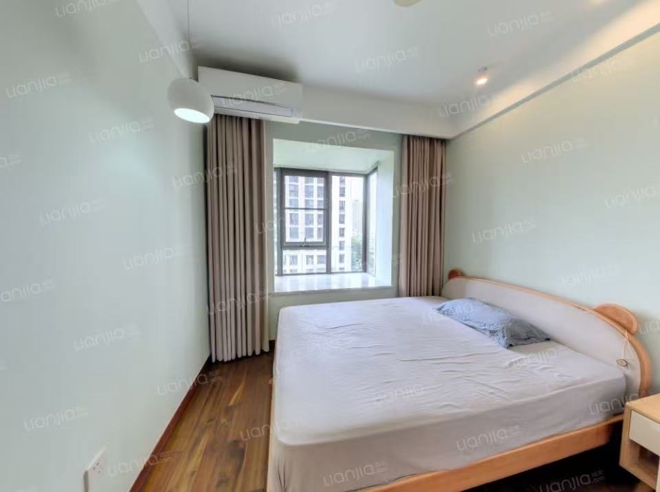 海航豪庭南苑 3室2厅2卫 251.0万 海航豪庭南苑 3室2厅2卫 251.0万客厅