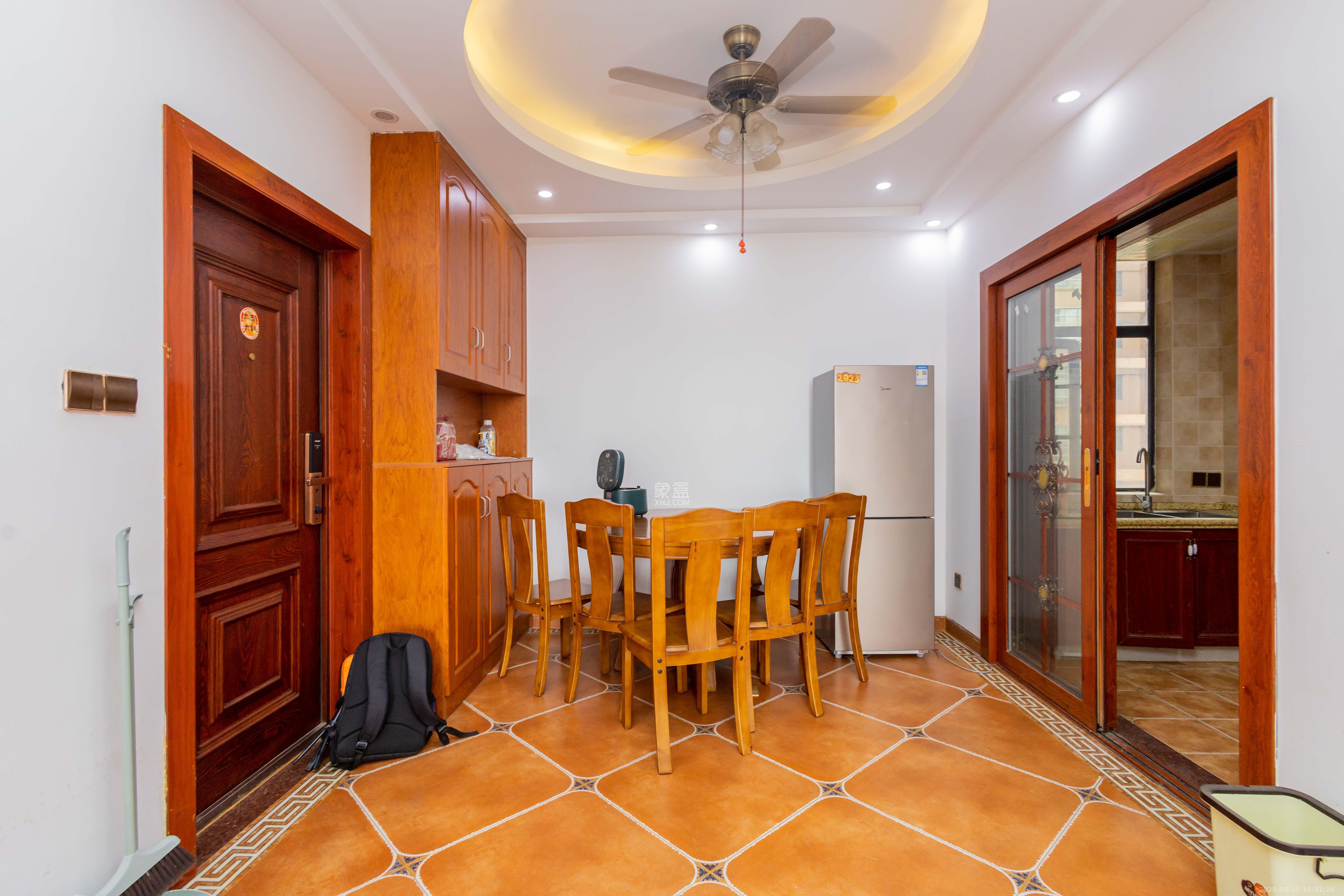 紫华郡 3室2厅2卫 66.8万 紫华郡 3室2厅2卫 66.8万客厅