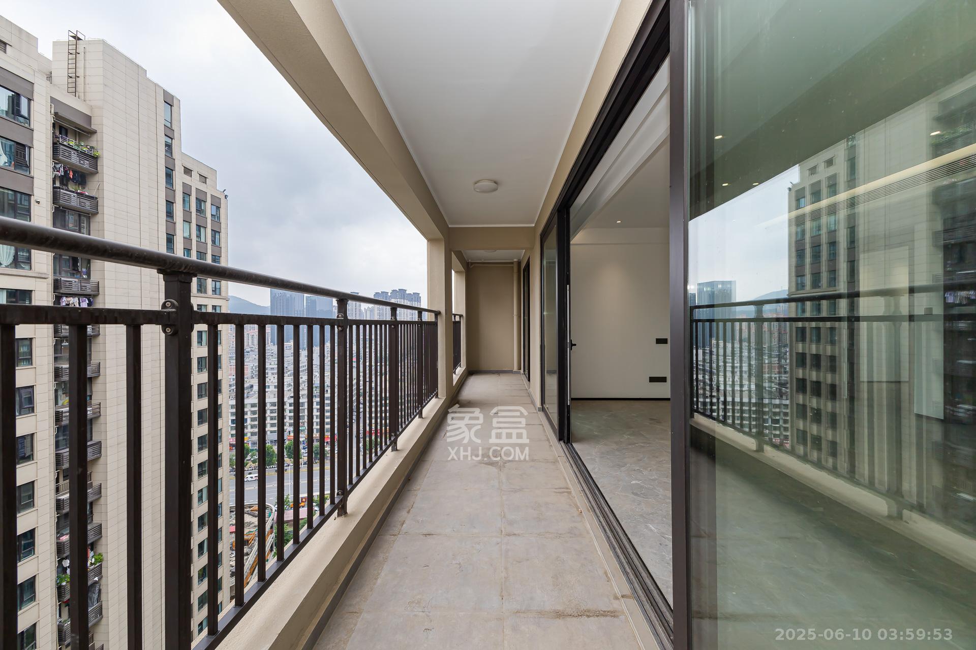 万科滨河道  4室2厅2卫    173.0万阳台