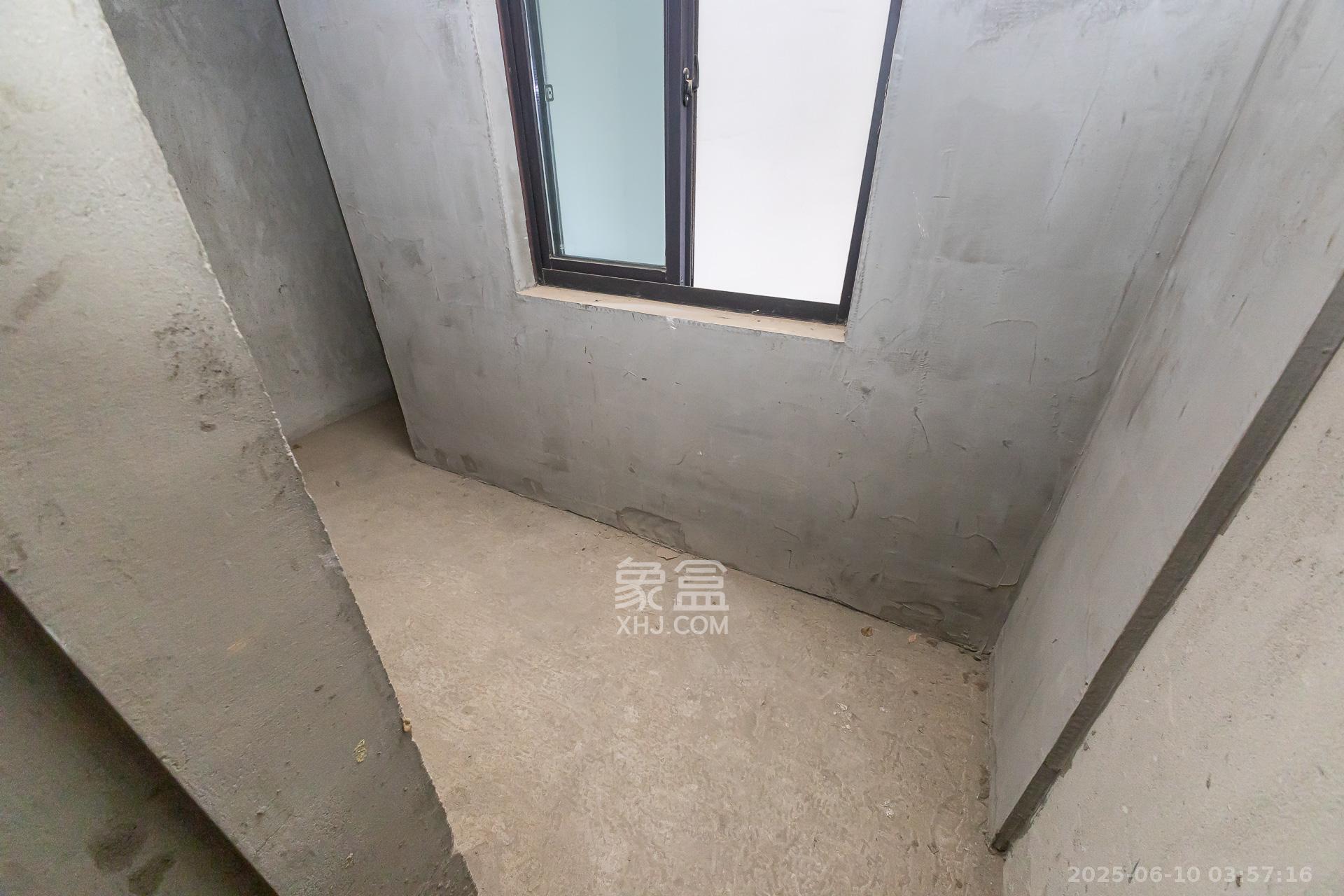 勤诚达境界城  4室2厅2卫   100.00万卧室