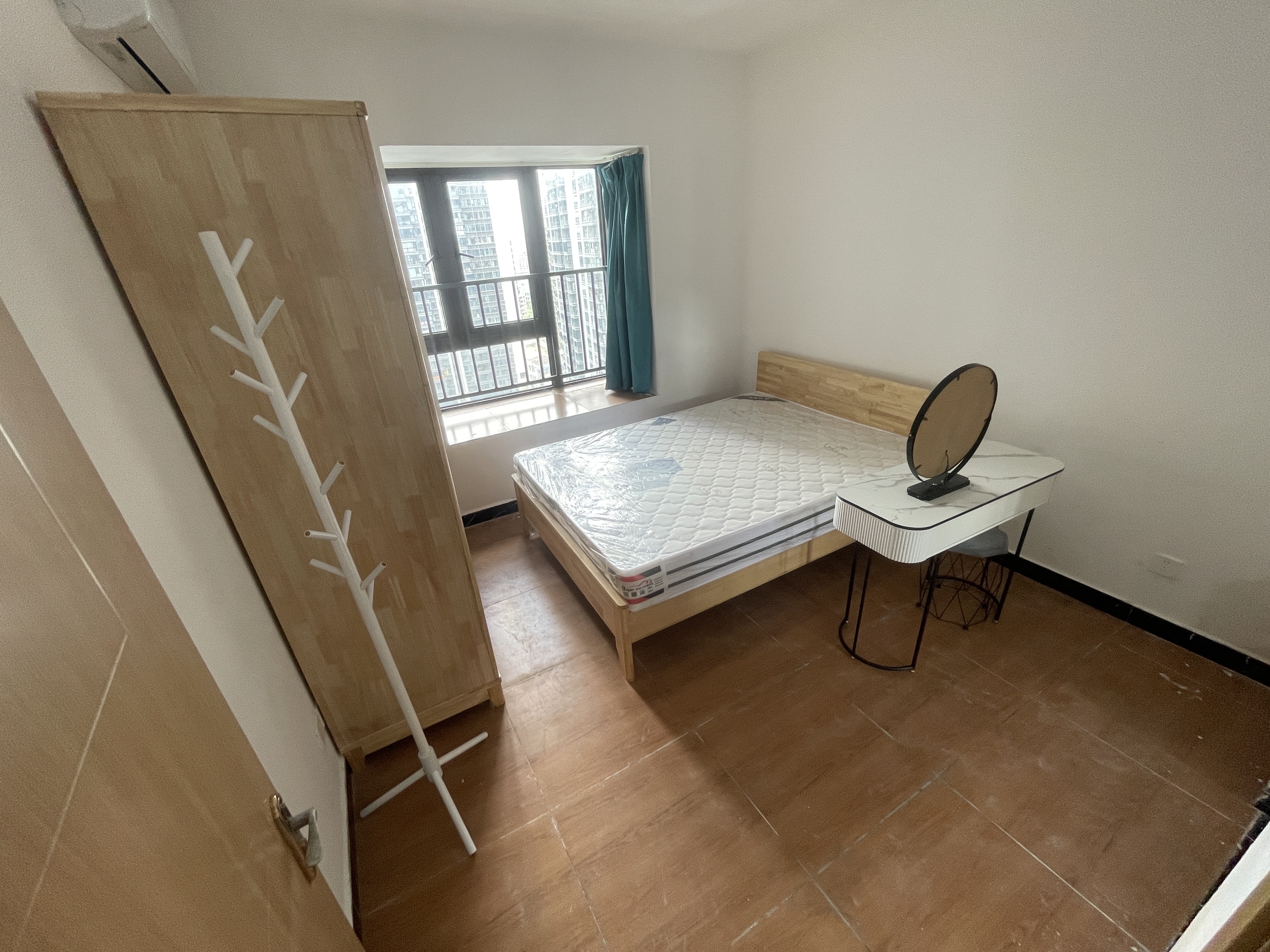 坡博家园三区  4室2厅2卫   3200.00元/月室内图