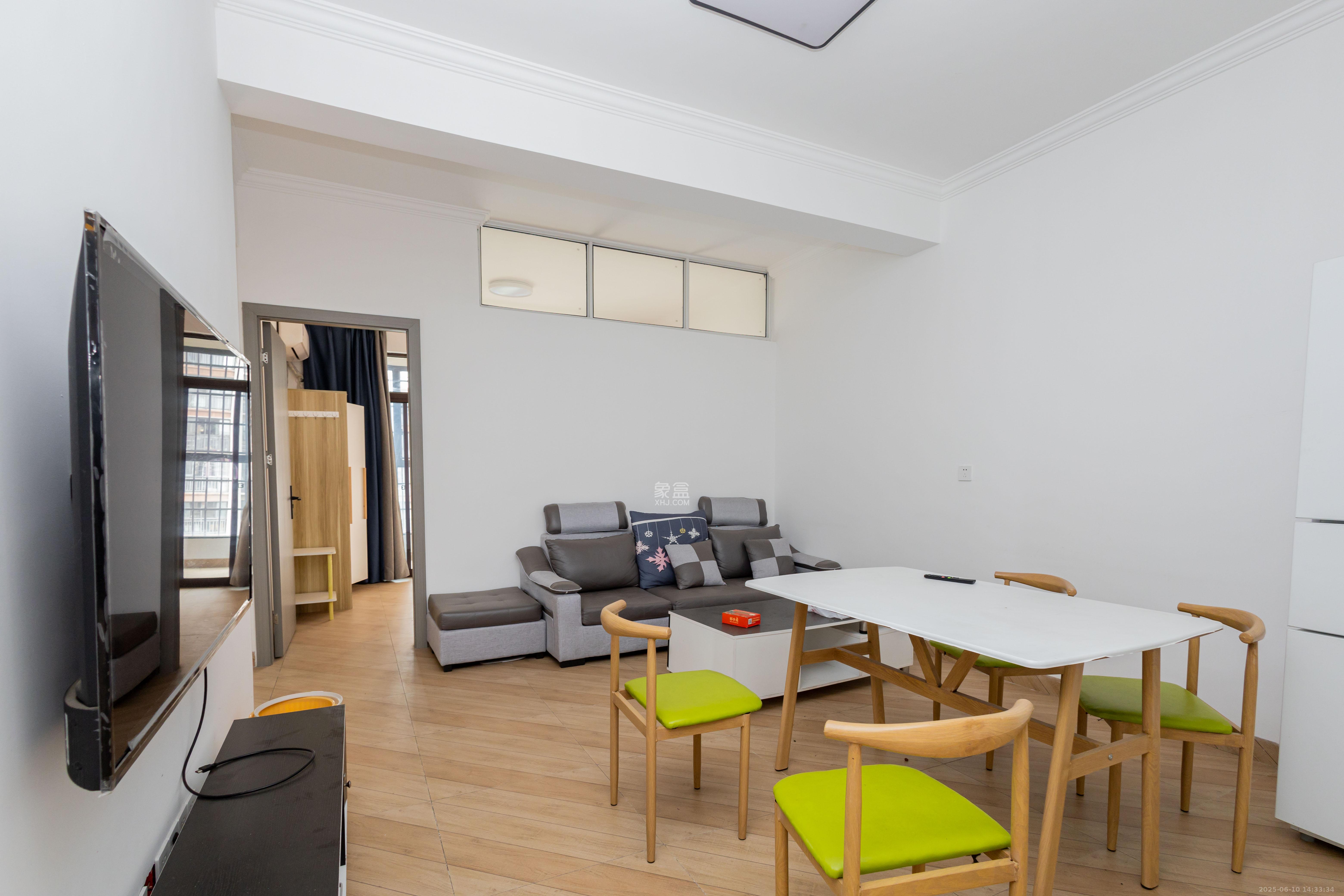 三景华御  3室2厅1卫    59.8万 三景华御  3室2厅1卫    59.8万客厅