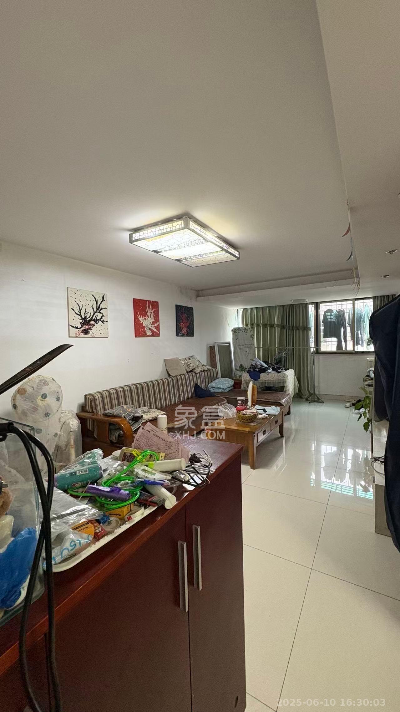 荷花园小区（安置房小区）  3室2厅2卫   2100.00元/月室内图