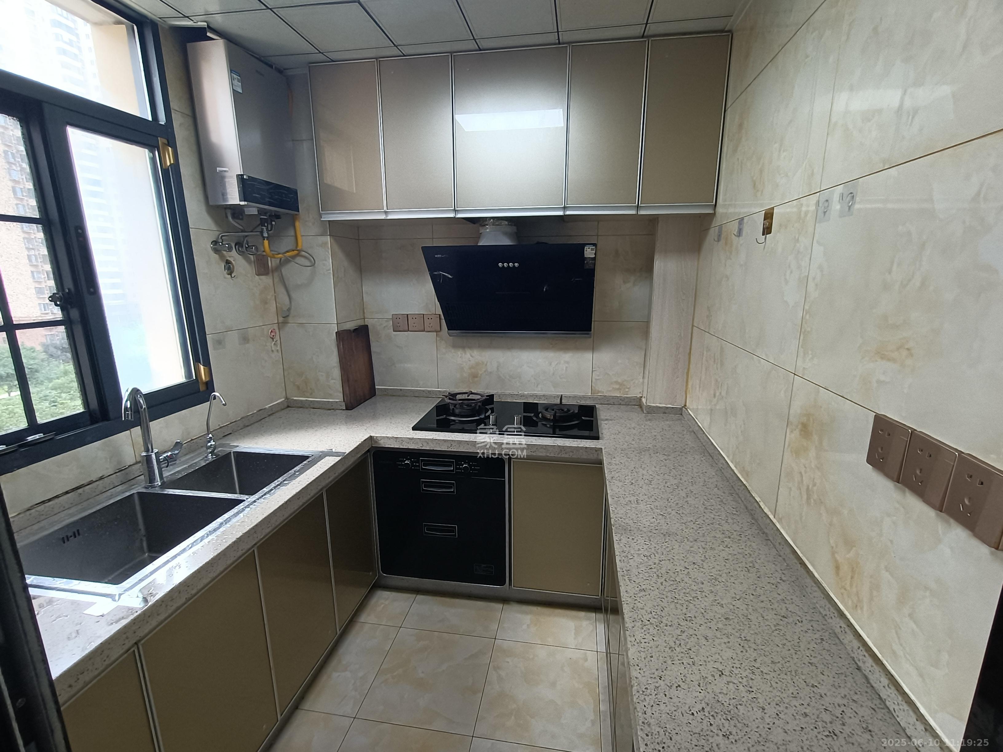 钱隆世家  3室2厅1卫    2200.0元/月 钱隆世家  3室2厅1卫    2200.0元/月室内图