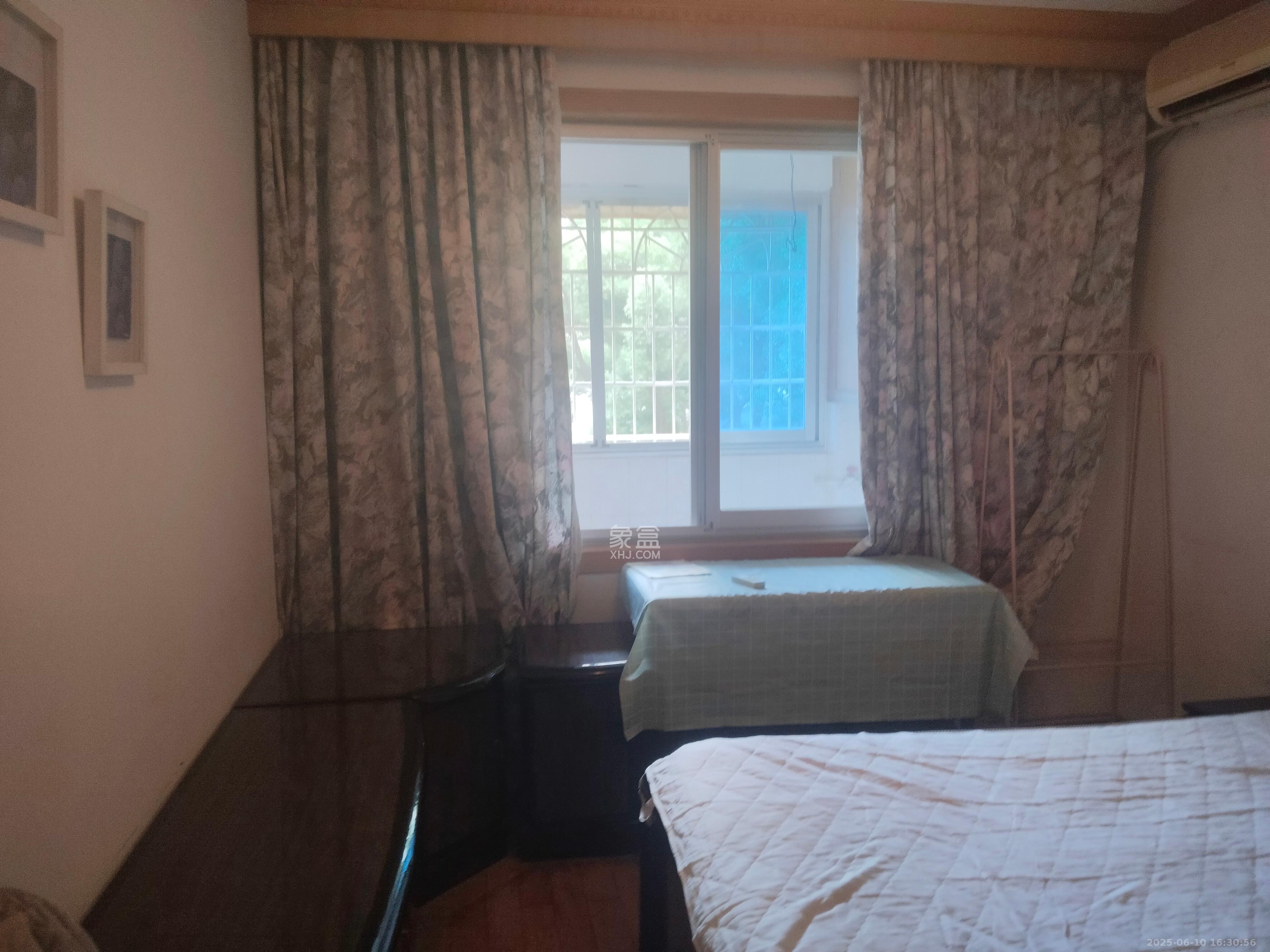 十五中单位宿舍 1室2厅1卫 2200.0元/月 十五中单位宿舍 1室2厅1卫 2200.0元/月室内图