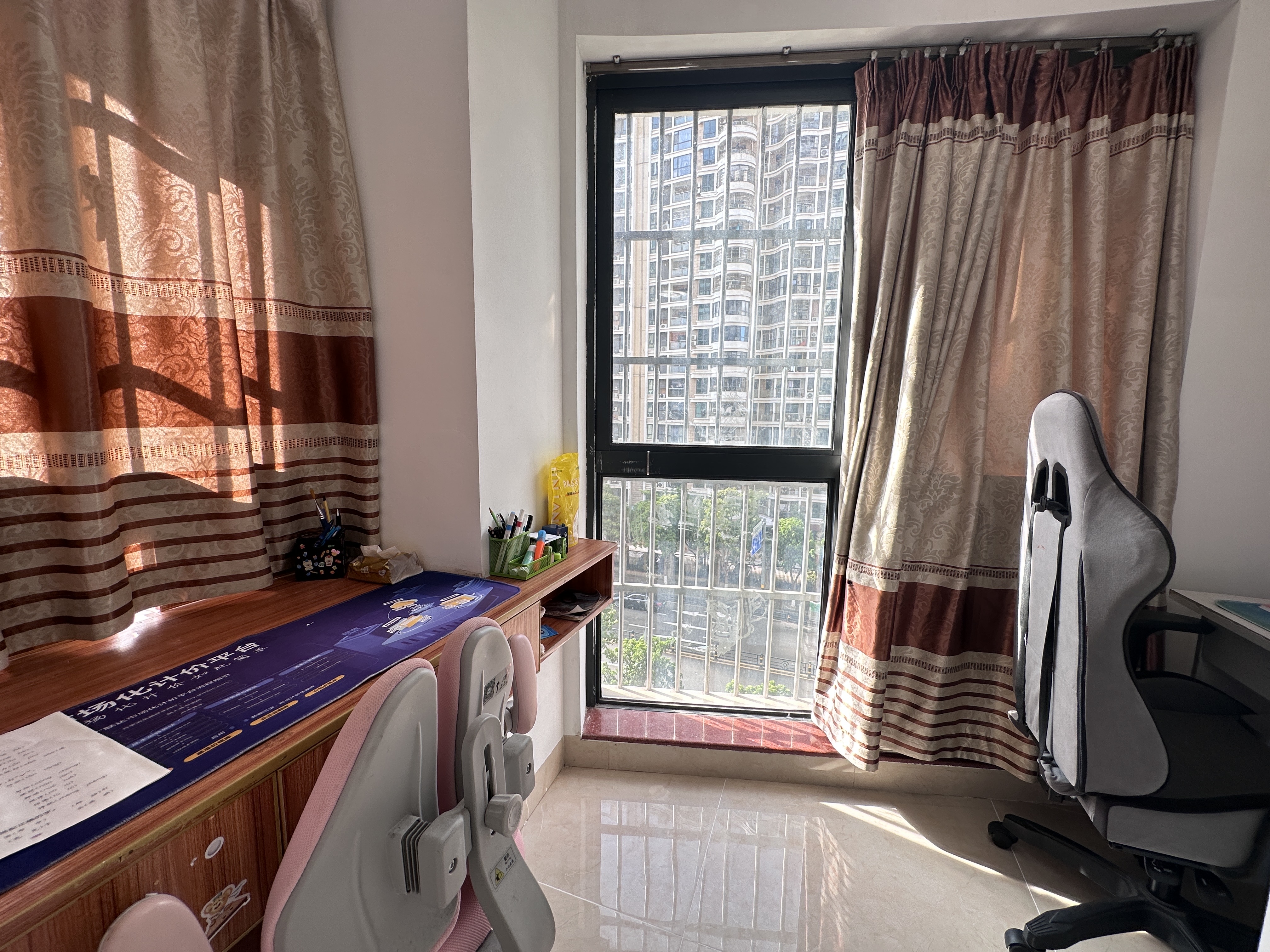 国兴城(B区) 5室2厅2卫 275.0万 国兴城(B区) 5室2厅2卫 275.0万客厅