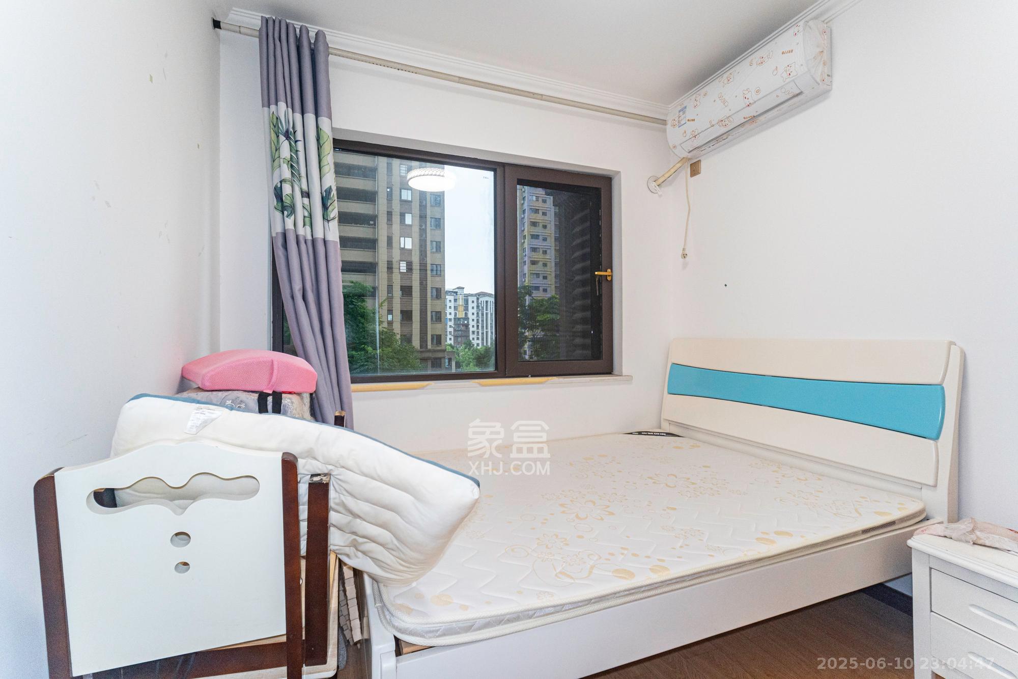 华润置地广场二期  3室2厅2卫    85.0万 华润置地广场二期  3室2厅2卫    85.0万卧室