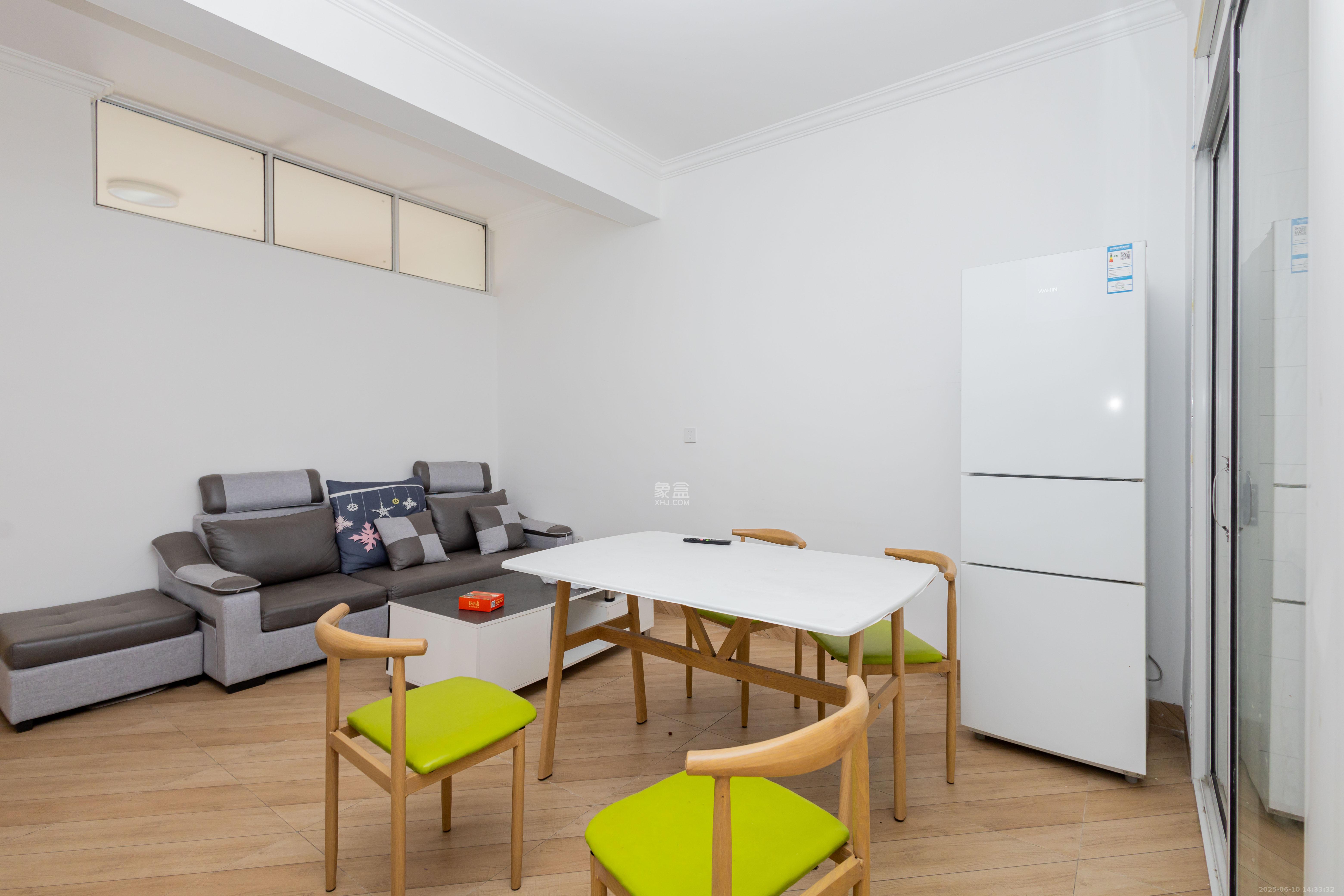 三景华御  3室2厅1卫    59.8万 三景华御  3室2厅1卫    59.8万客厅