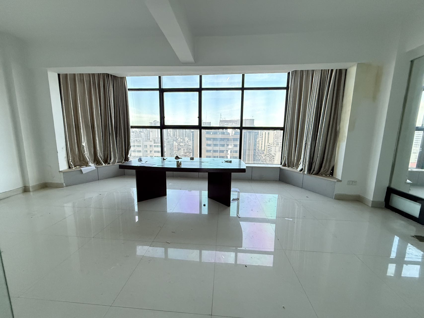 海外大厦 6室1厅2卫 5800.0元/月 海外大厦 6室1厅2卫 5800.0元/月室内图