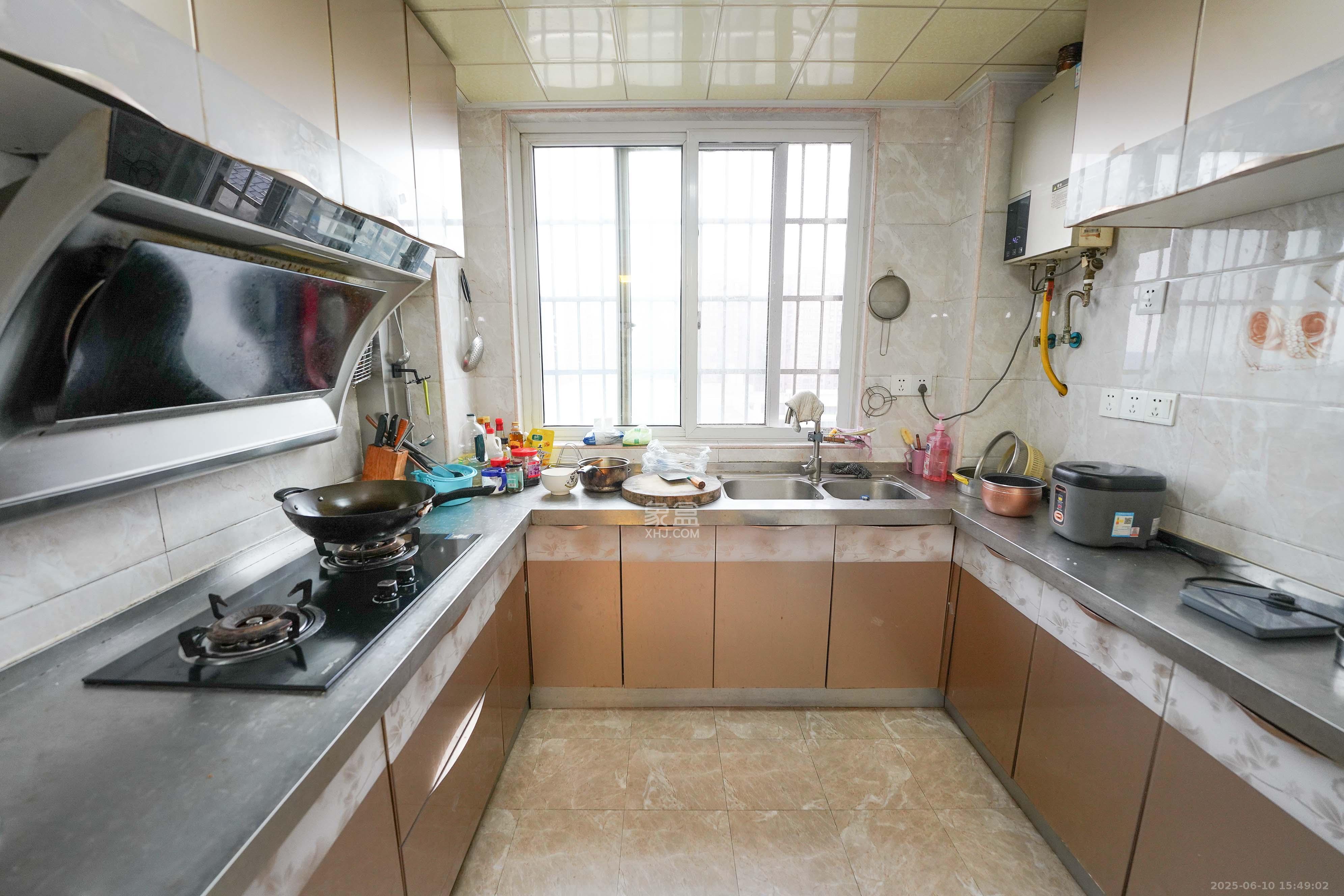 鑫天格林香山  3室2厅2卫    59.0万 鑫天格林香山  3室2厅2卫    59.0万厨房