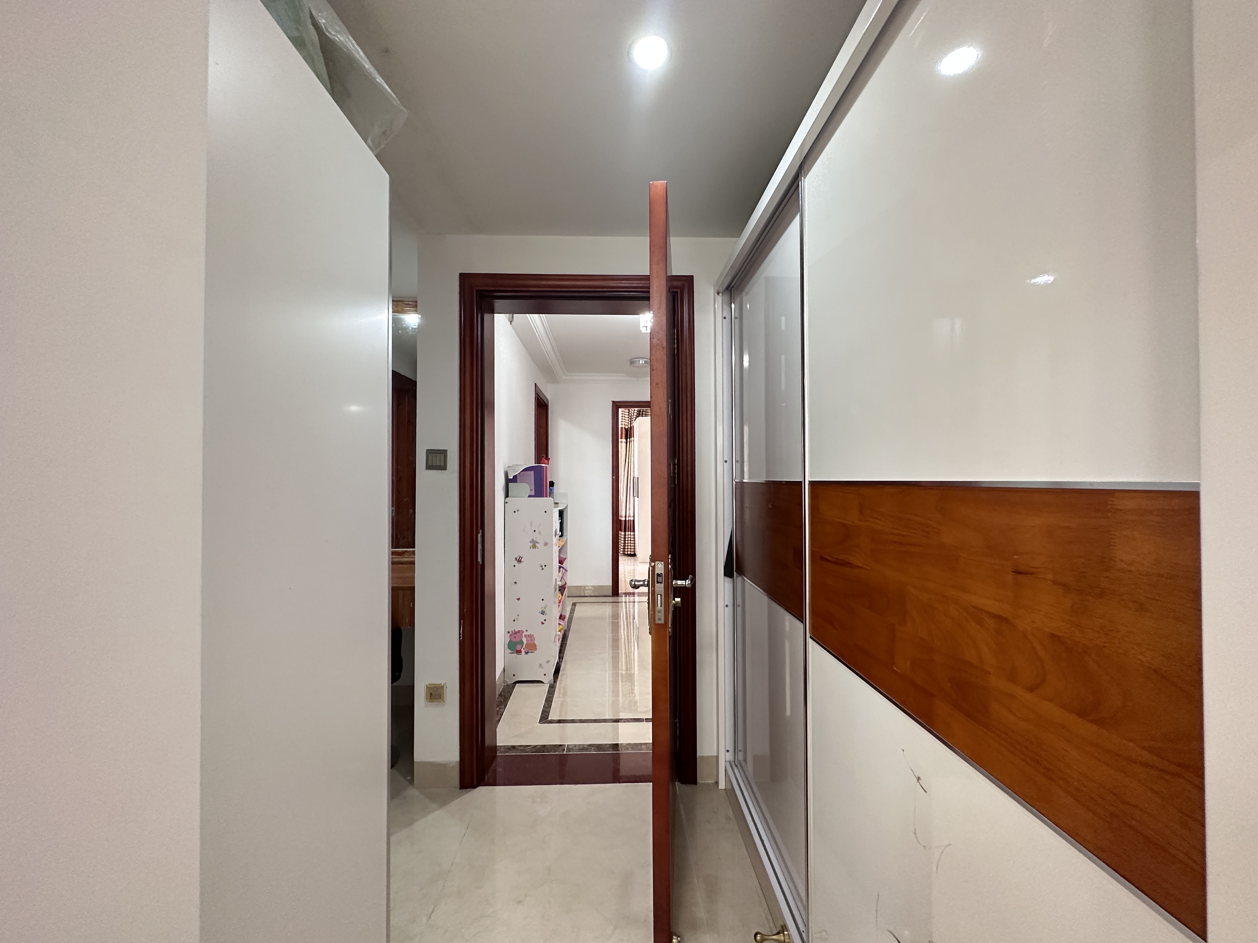 国兴城(B区) 5室2厅2卫 275.0万 国兴城(B区) 5室2厅2卫 275.0万客厅