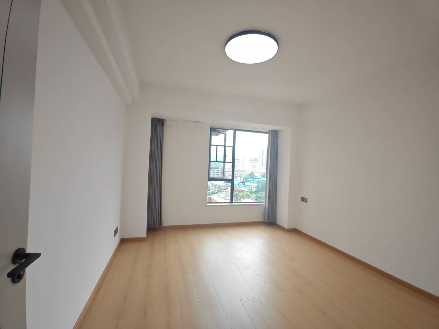 天门中央广场 4室2厅2卫 3300.0元/月 天门中央广场 4室2厅2卫 3300.0元/月室内图