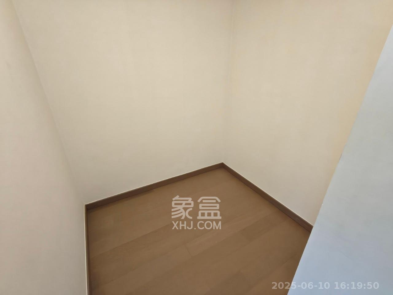 绿地V岛  4室2厅2卫   4200.00元/月室内图