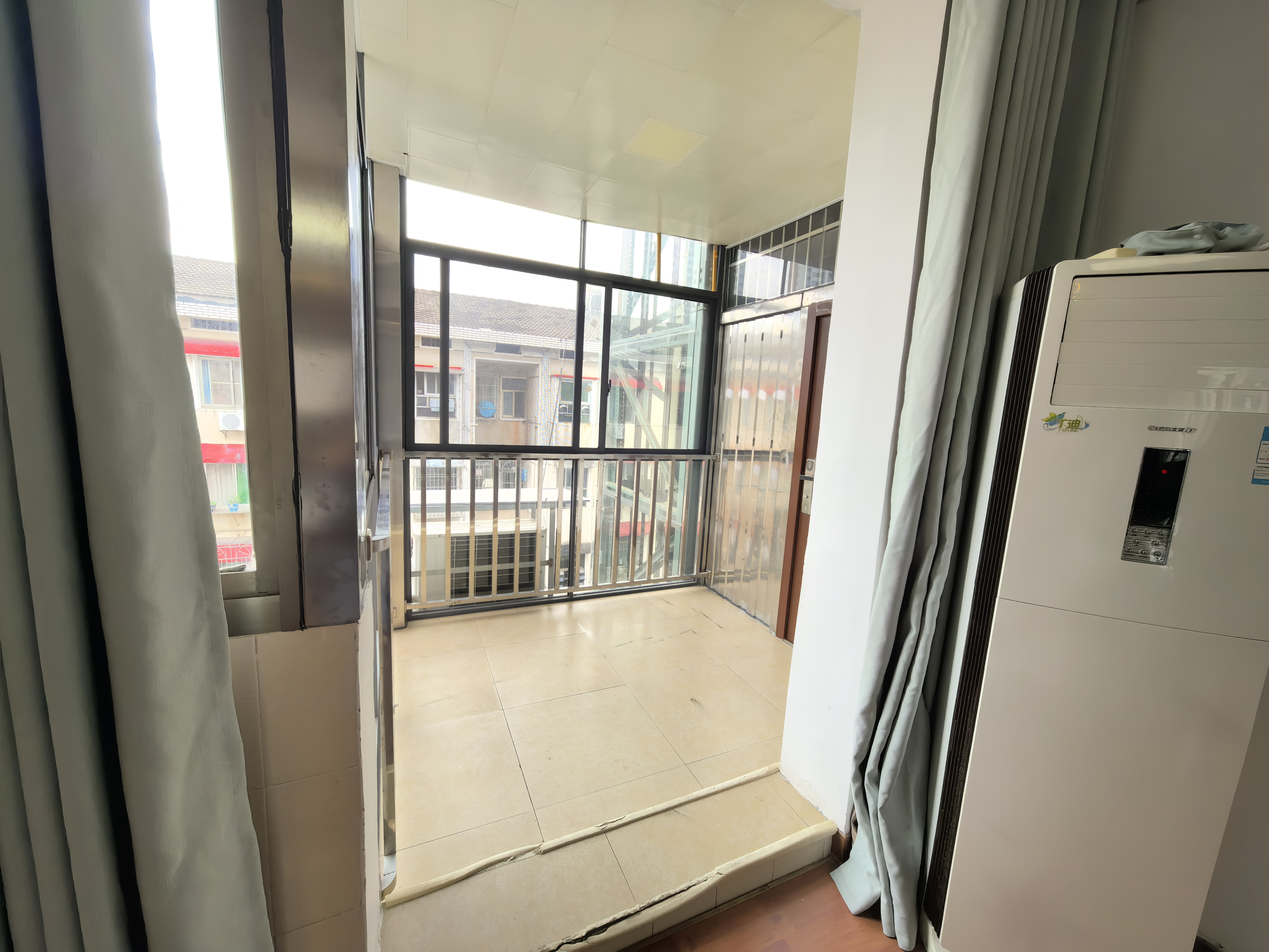 中级人民法院家属楼 4室2厅2卫 68.8万 中级人民法院家属楼 4室2厅2卫 68.8万客厅