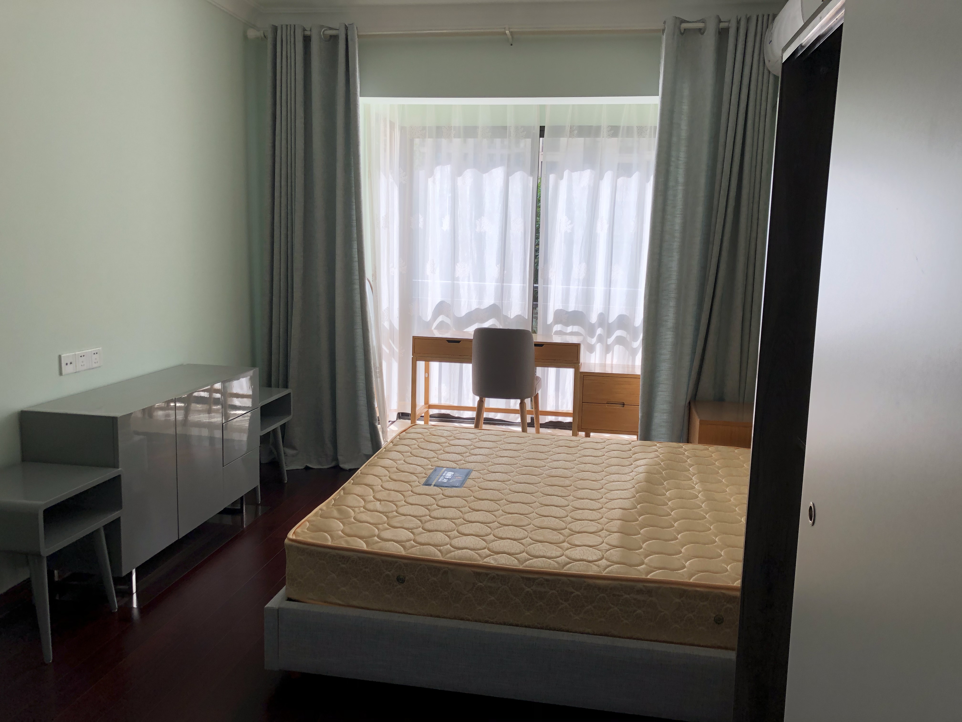 中海锦城 3室2厅2卫 156.0万 中海锦城 3室2厅2卫 156.0万客厅