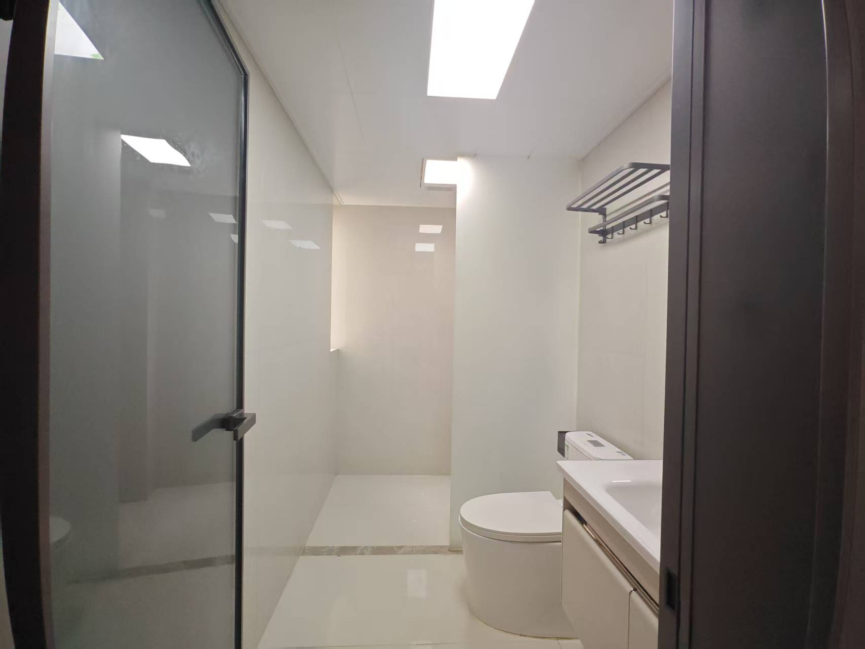 天门中央广场 4室2厅2卫 3300.0元/月 天门中央广场 4室2厅2卫 3300.0元/月室内图