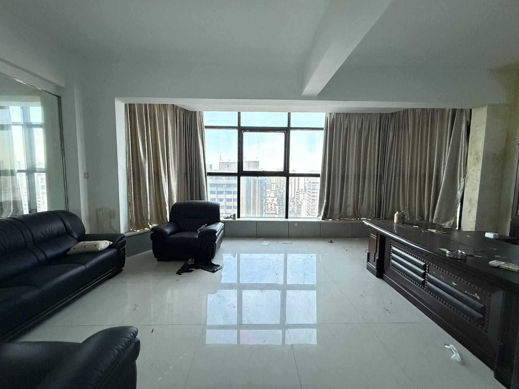 海外大厦 6室1厅2卫 5800.0元/月 海外大厦 6室1厅2卫 5800.0元/月室内图