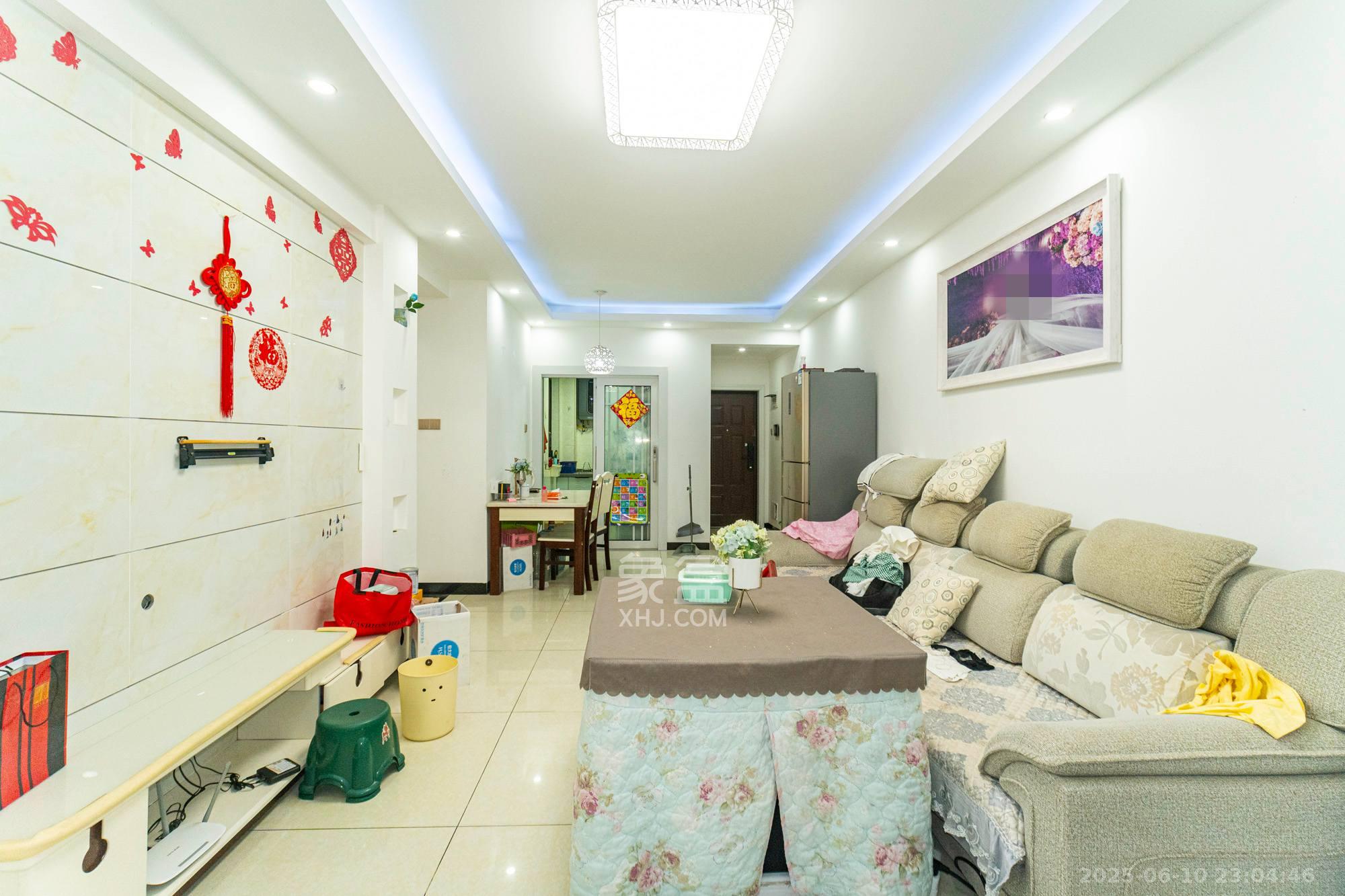 华润置地广场二期  3室2厅2卫    85.0万 华润置地广场二期  3室2厅2卫    85.0万客厅