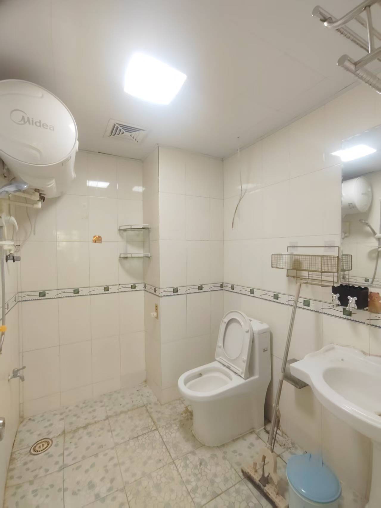 华贸大厦(华贸花苑) 1室1厅1卫 1500.0元/月 华贸大厦(华贸花苑) 1室1厅1卫 1500.0元/月室内图