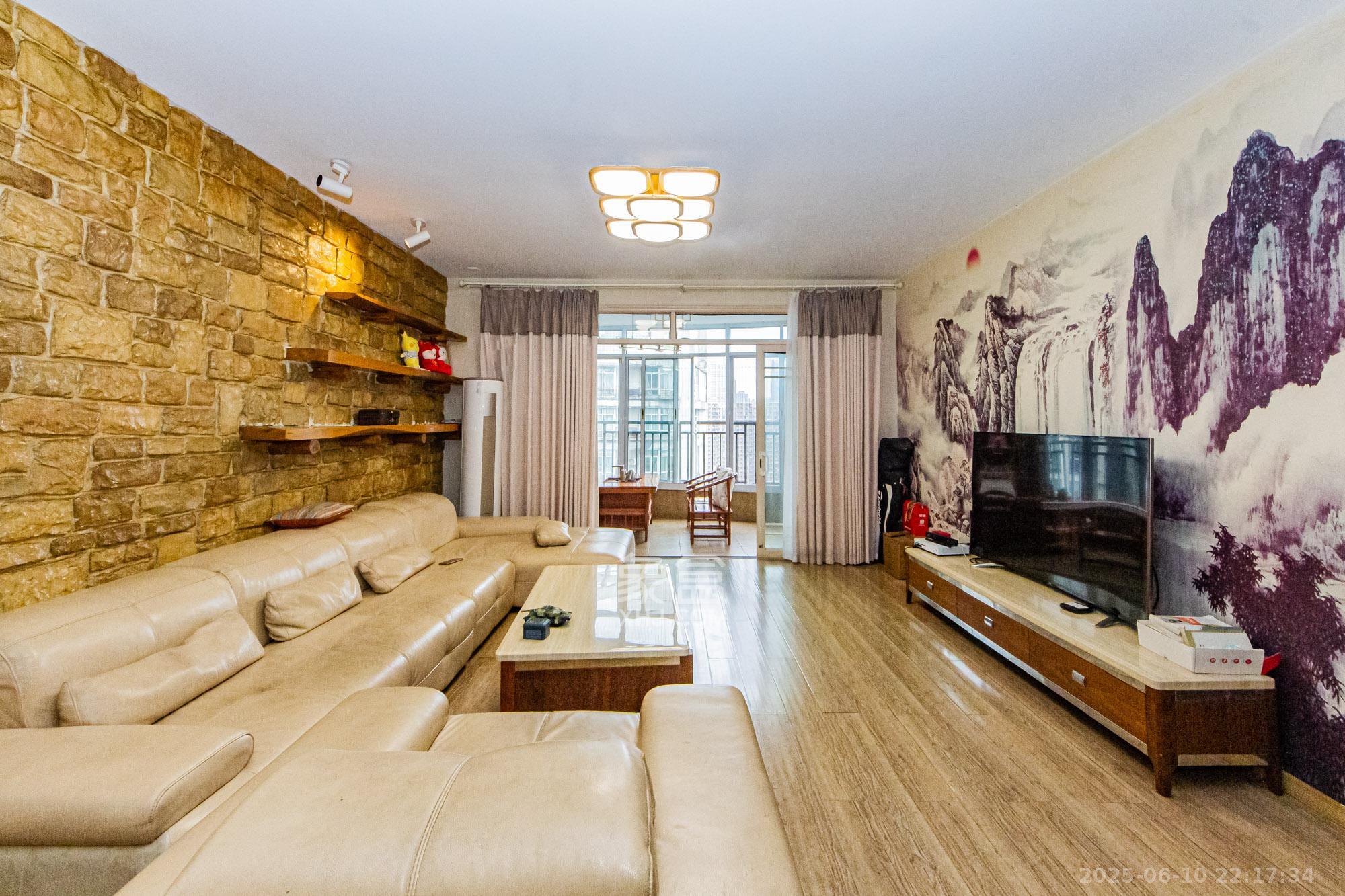 顺天黄金海岸 4室2厅2卫 120.0万 顺天黄金海岸 4室2厅2卫 120.0万客厅