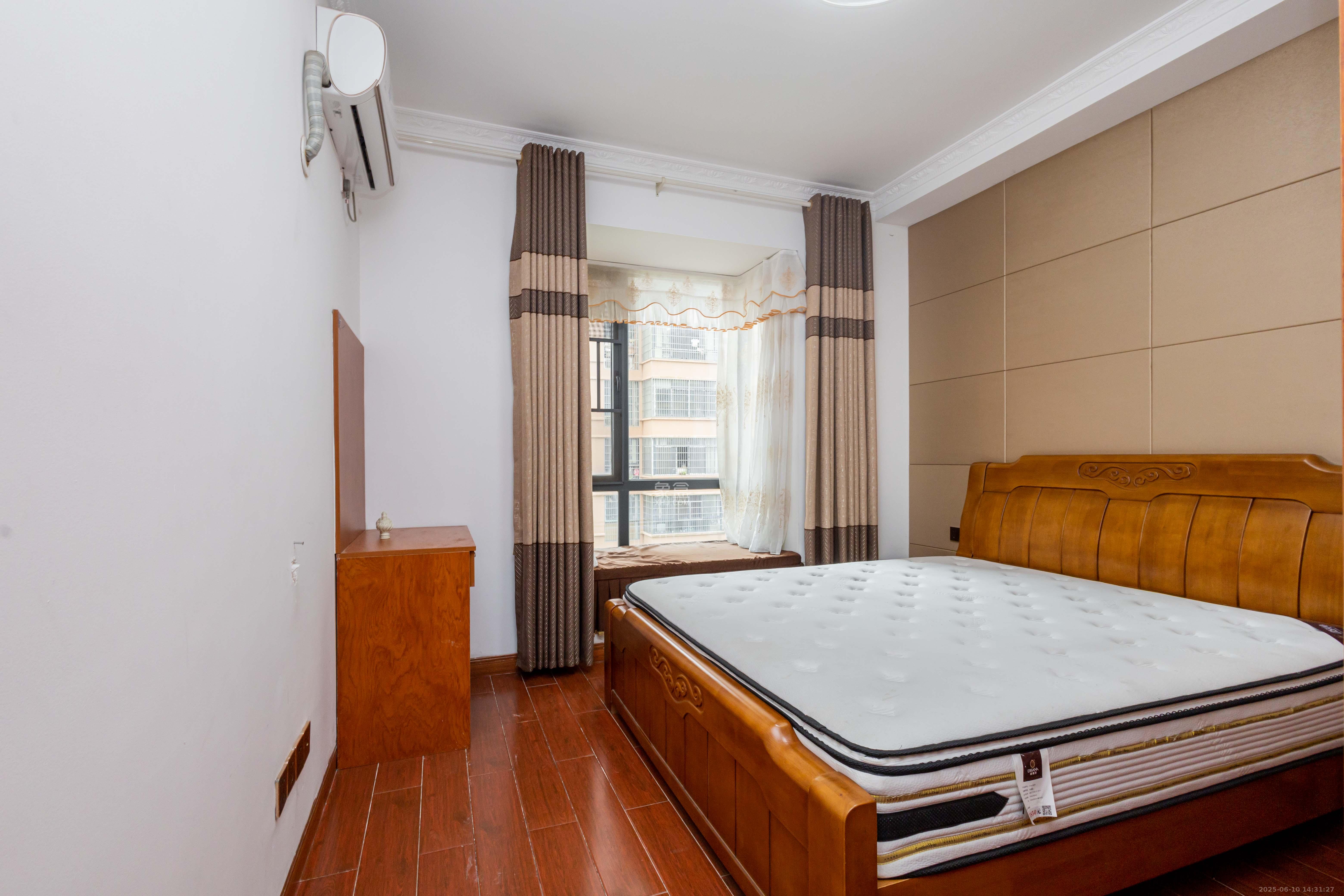 紫华郡 3室2厅2卫 66.8万 紫华郡 3室2厅2卫 66.8万卧室