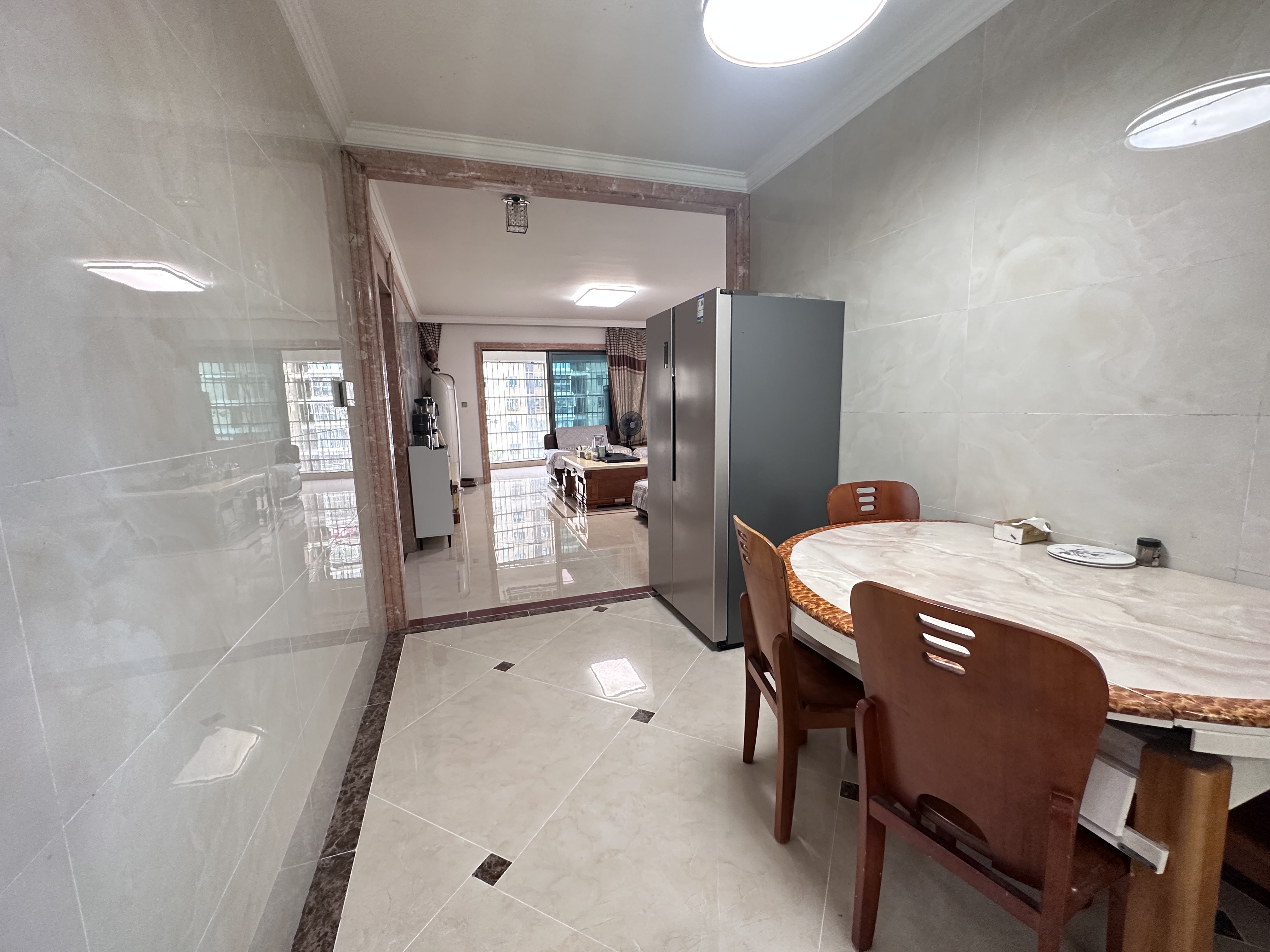 国兴城(B区) 5室2厅2卫 275.0万 国兴城(B区) 5室2厅2卫 275.0万客厅