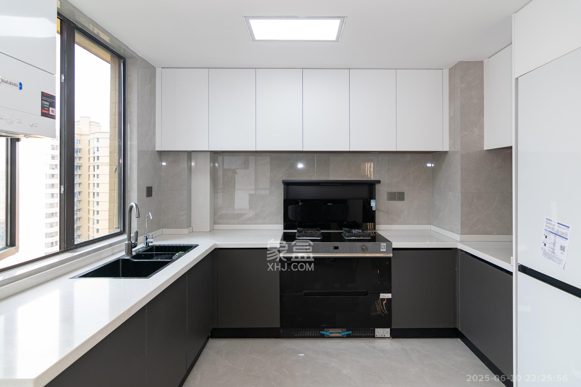 三润城（三润星城）  4室2厅2卫    122.8万厨房