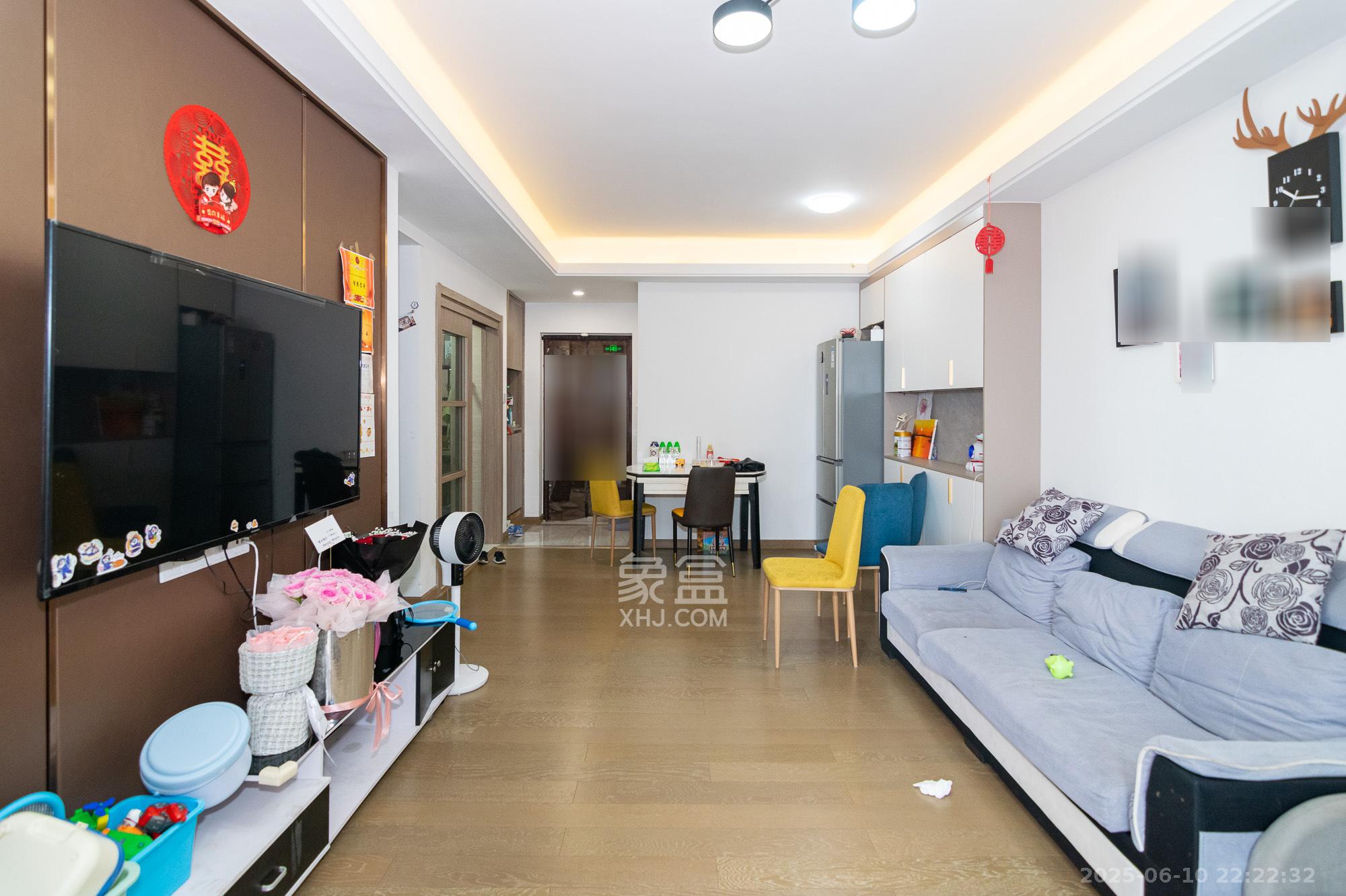 美的翰城  3室2厅1卫    66.0万客厅