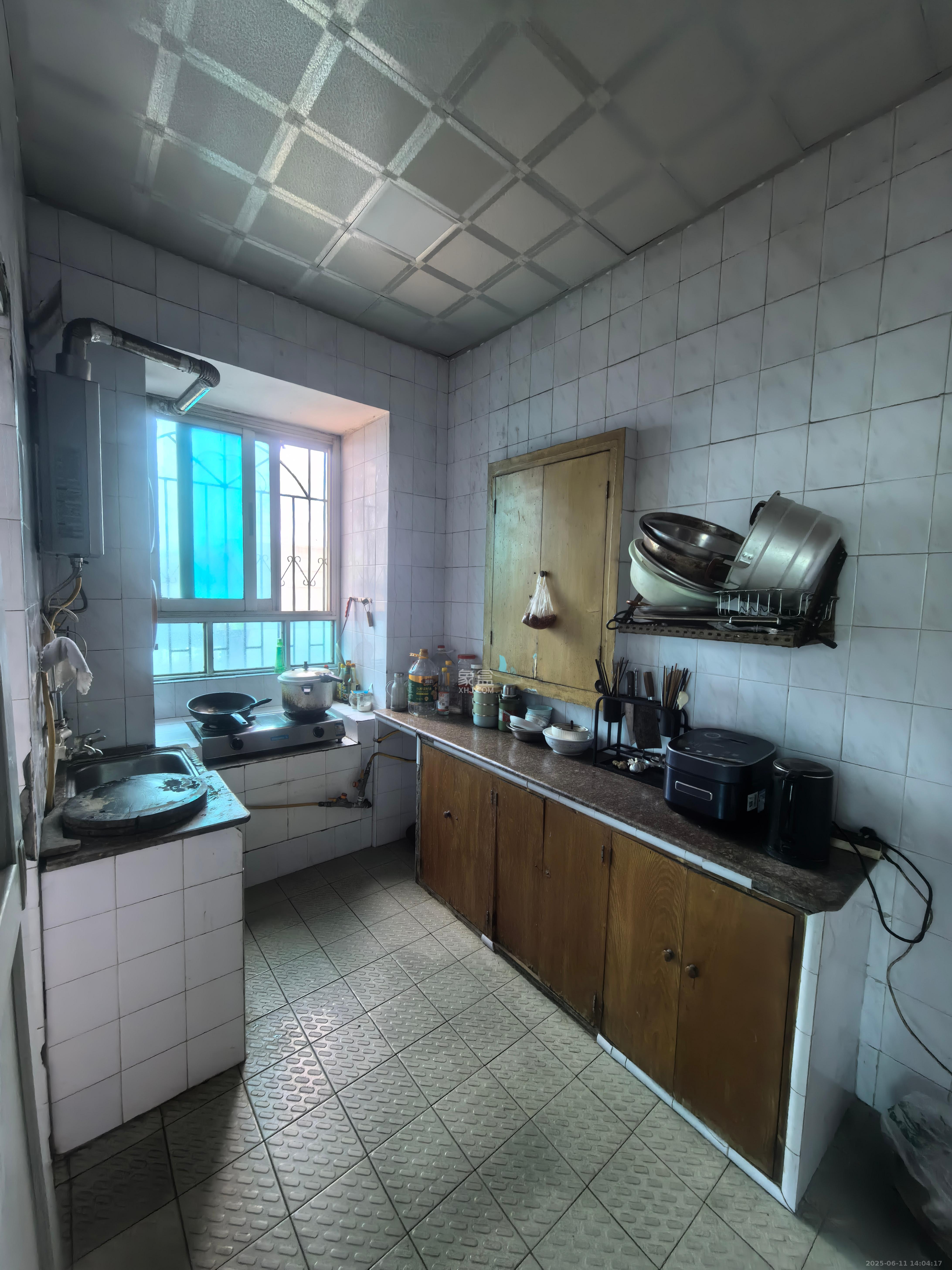 工商银行综合楼 3室2厅1卫 27.8万 工商银行综合楼 3室2厅1卫 27.8万客厅