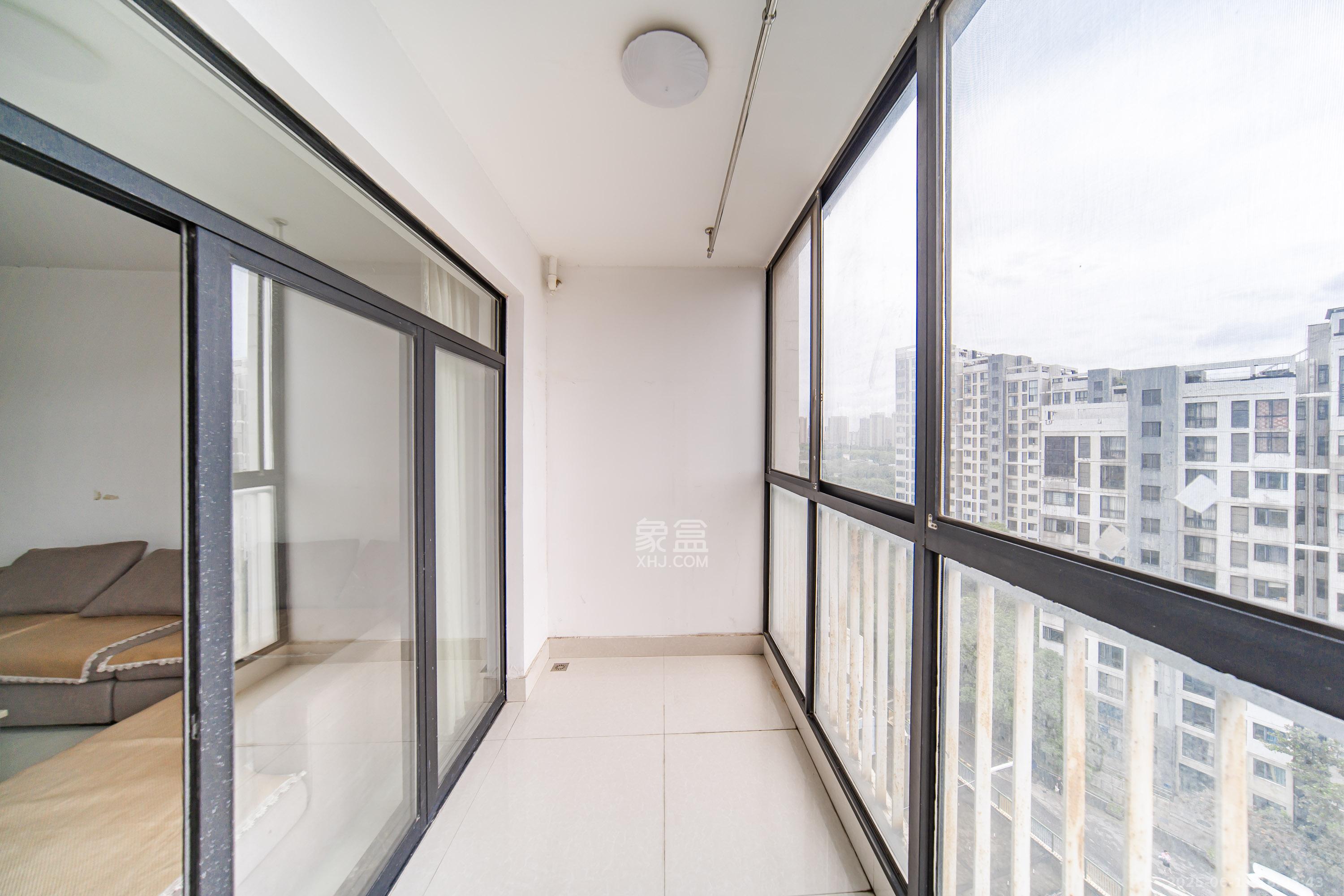 阳光100三期 2室2厅1卫 79.0万 阳光100三期 2室2厅1卫 79.0万阳台