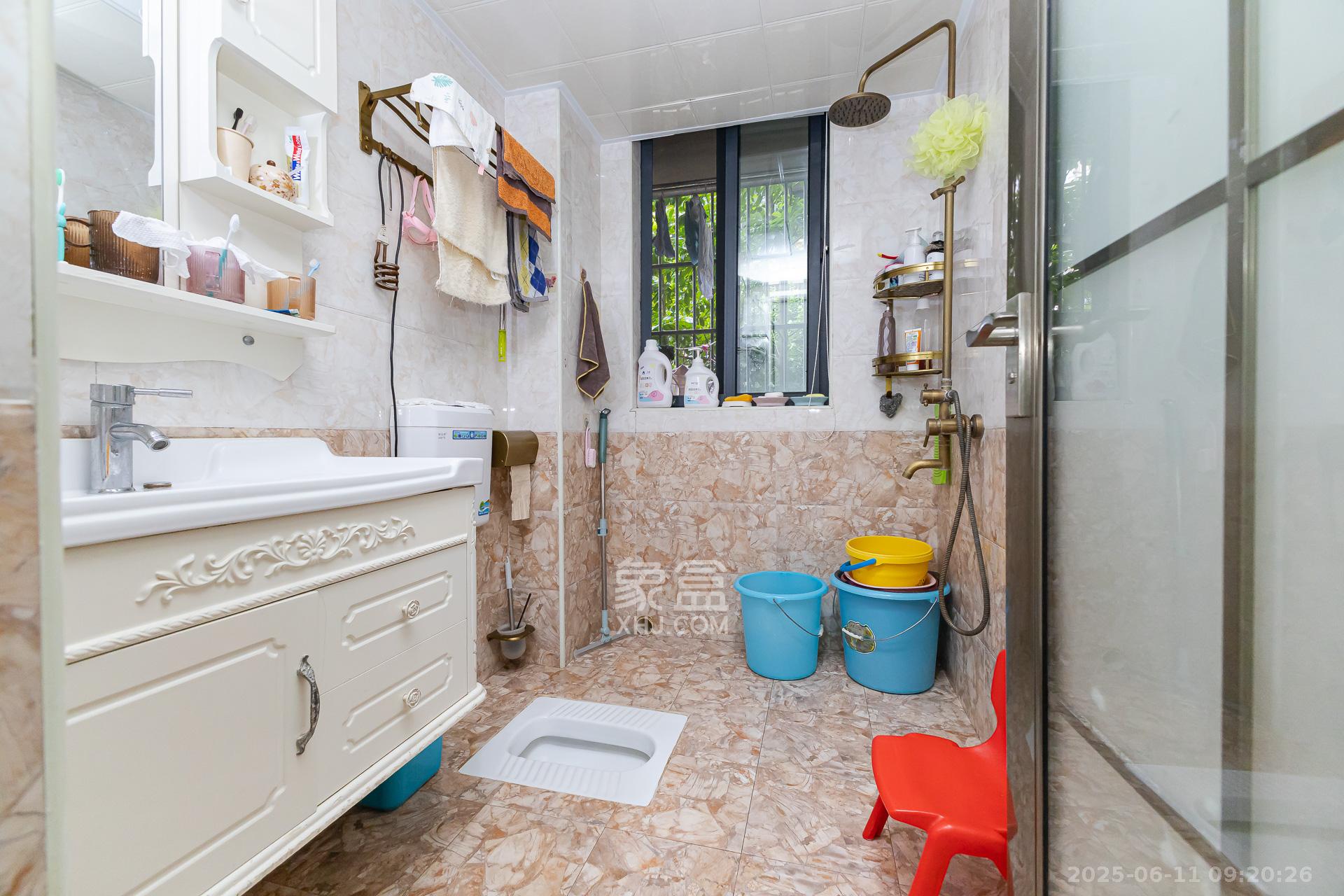 名家翡翠花园 3室1厅1卫 66.0万 名家翡翠花园 3室1厅1卫 66.0万卫生间