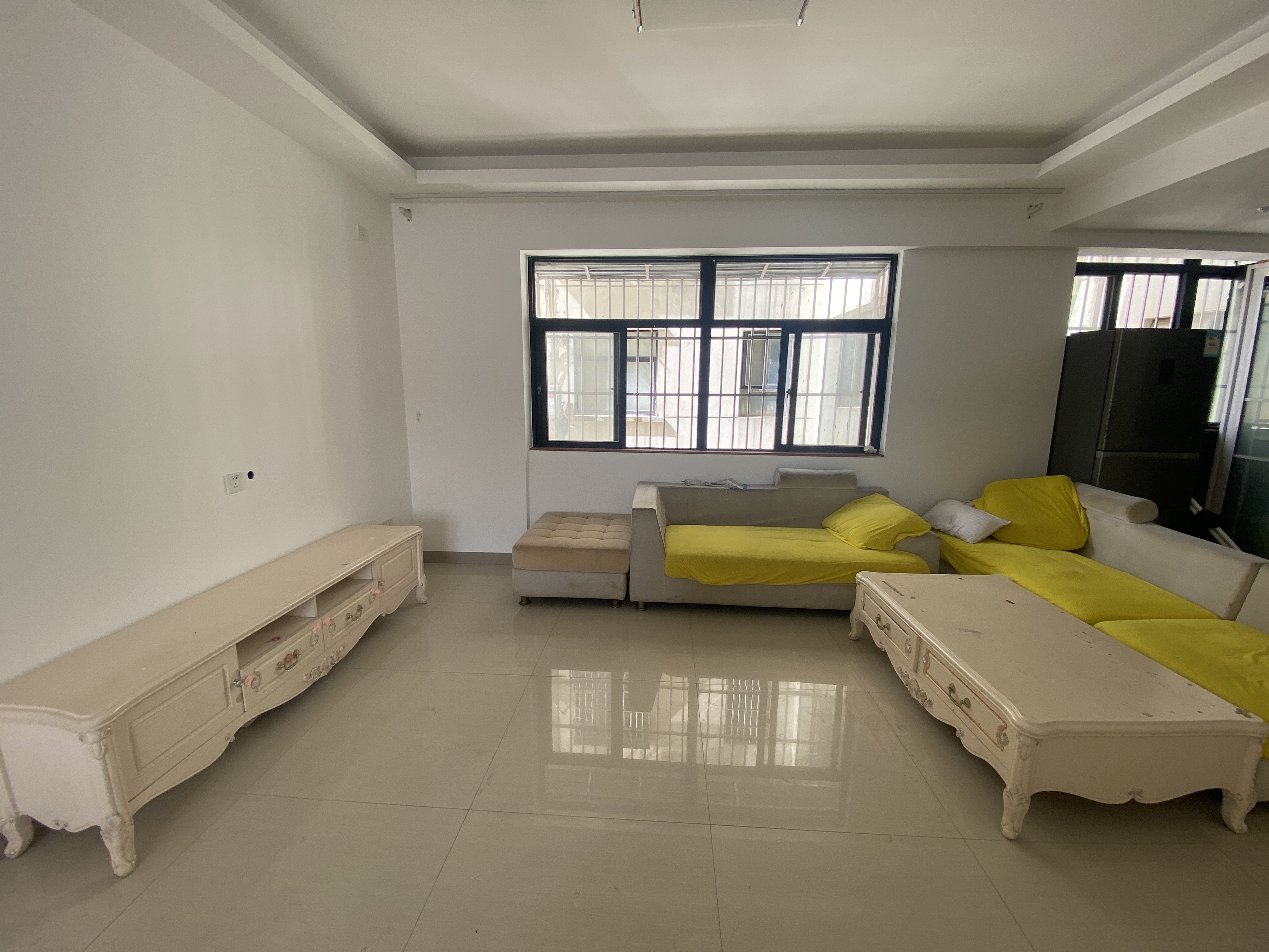 桐林阁 3室2厅2卫 2500.0元/月 桐林阁 3室2厅2卫 2500.0元/月室内图