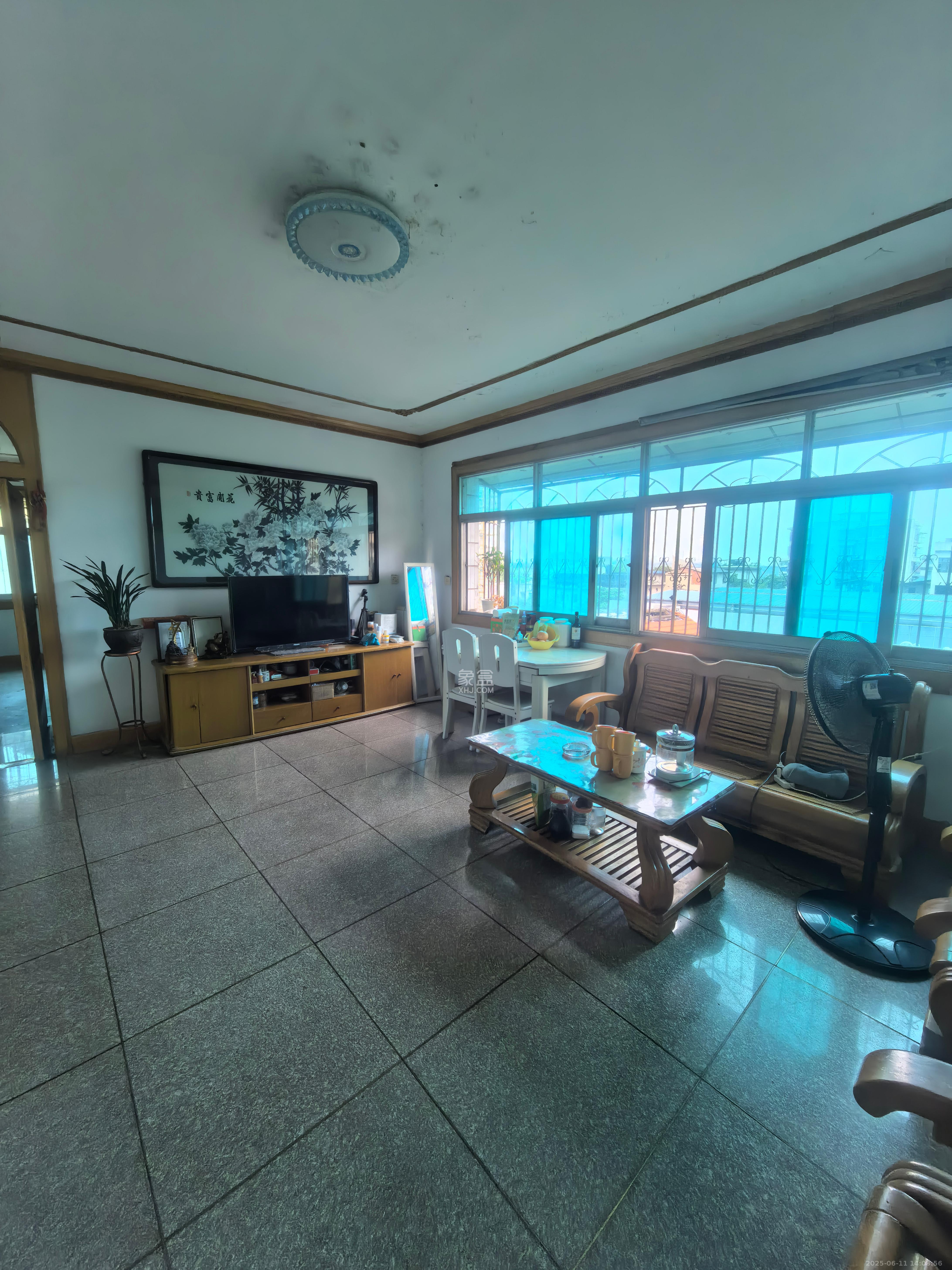 工商银行综合楼 3室2厅1卫 27.8万 工商银行综合楼 3室2厅1卫 27.8万客厅