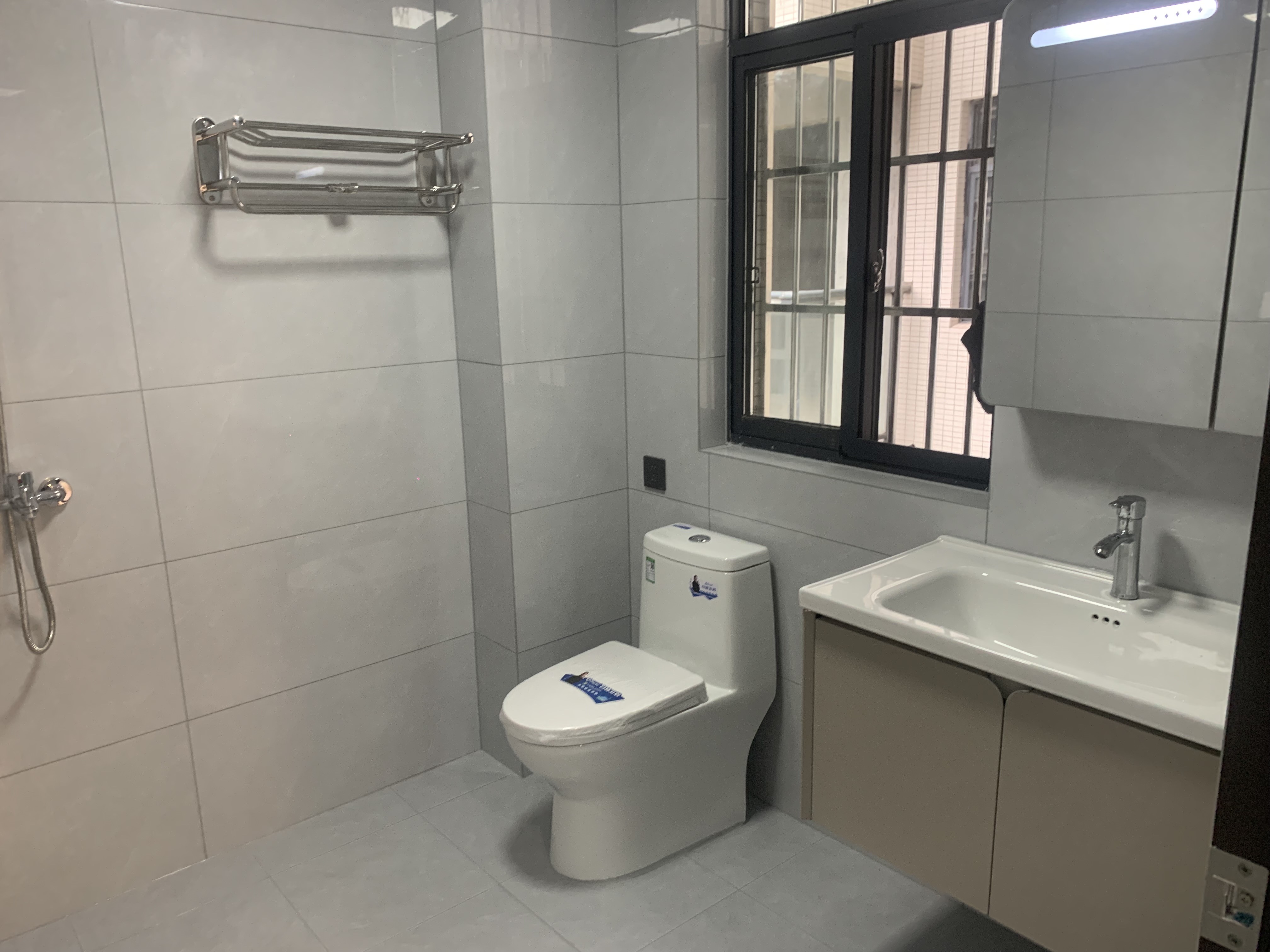 互助小区电梯房  3室2厅2卫   2300.00元/月室内图