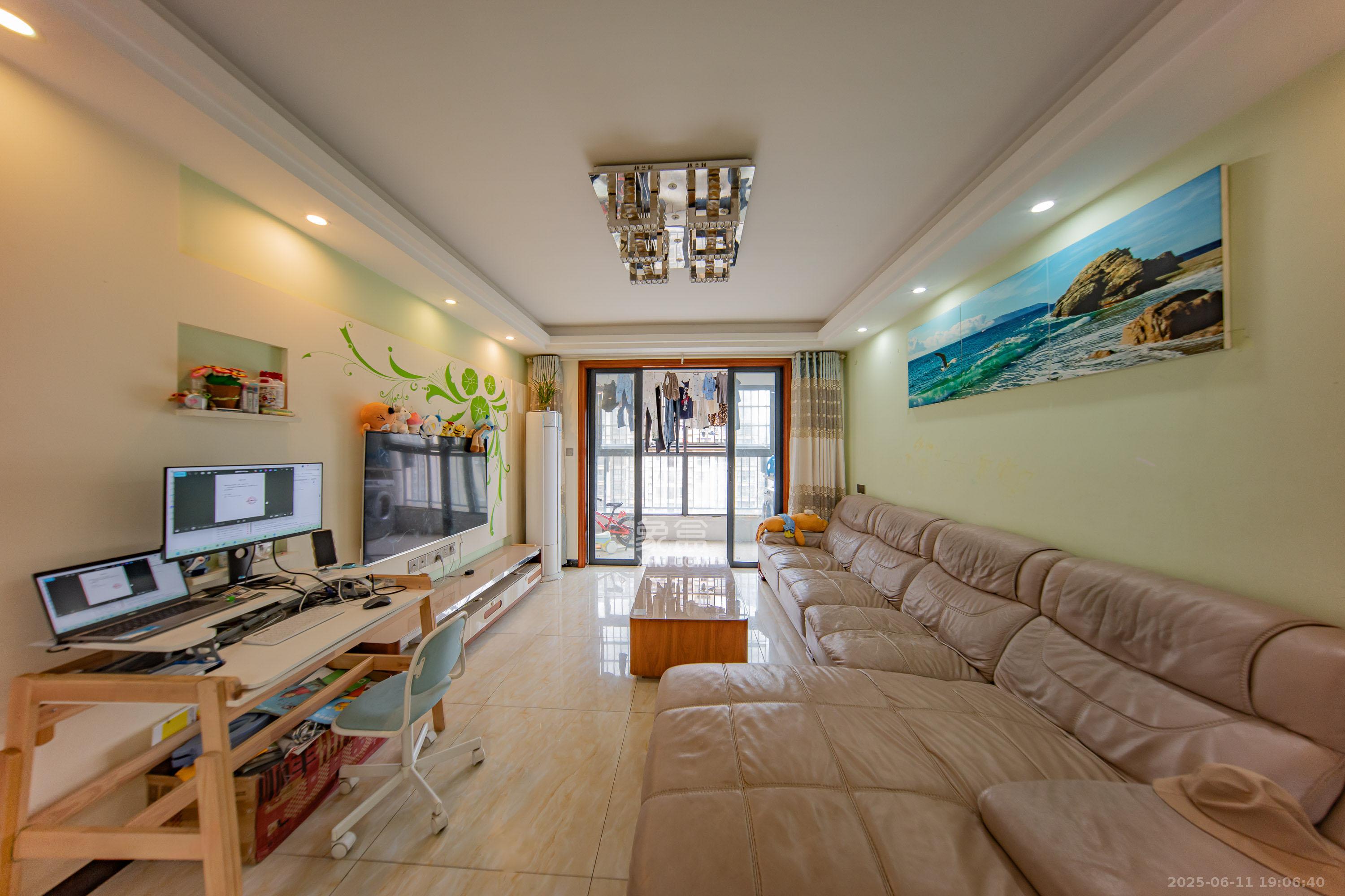 中建麓山和苑  3室2厅2卫    75.0万 中建麓山和苑  3室2厅2卫    75.0万客厅