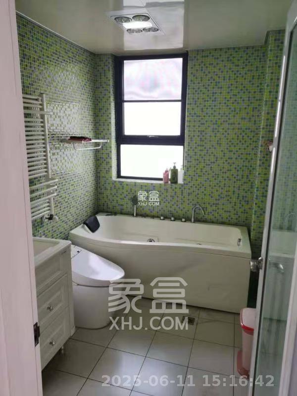 东方名苑臻锦园  3室2厅2卫   85.00万客厅
