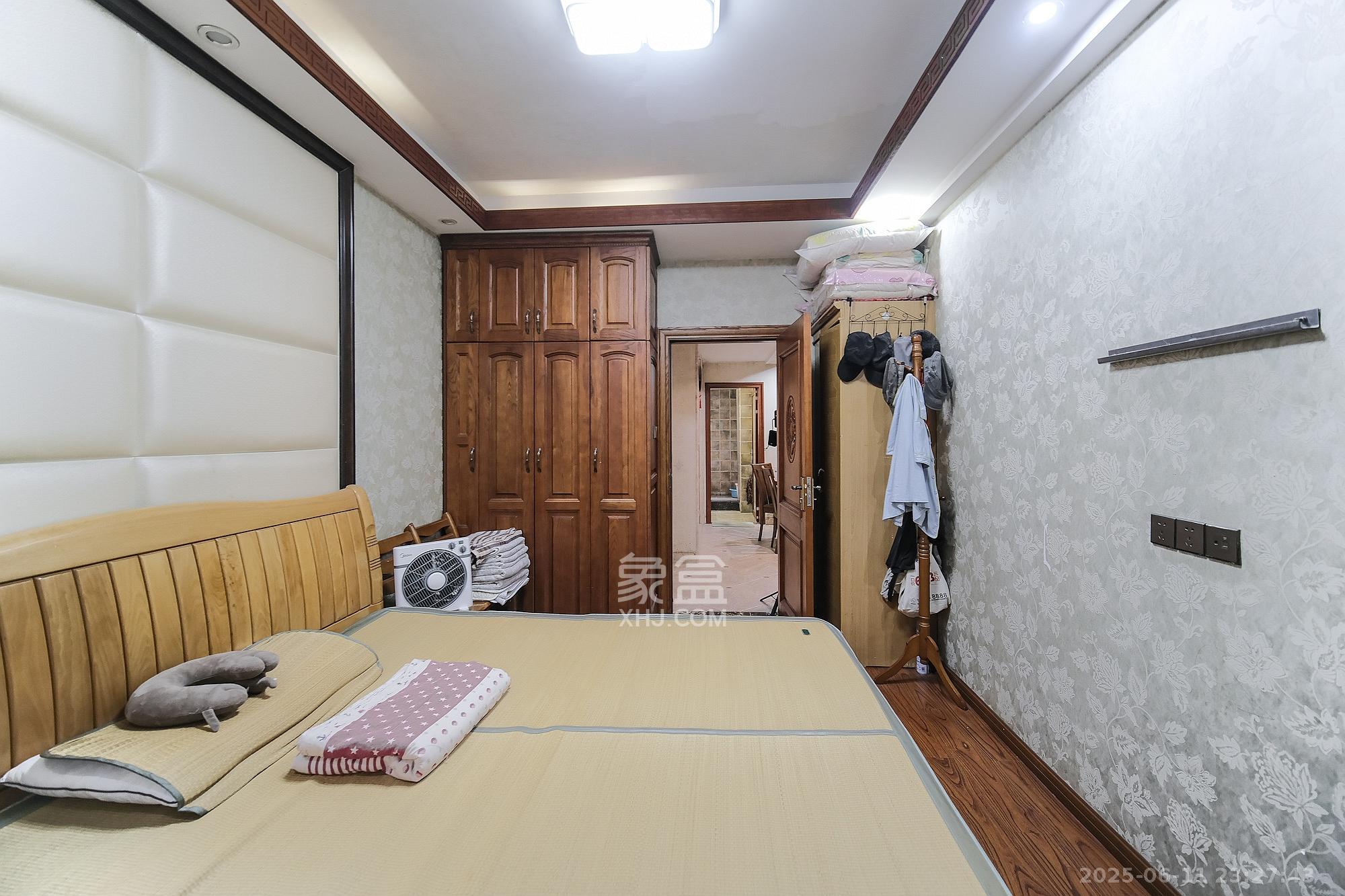 山水湾 3室2厅2卫 82.5万 山水湾 3室2厅2卫 82.5万卧室