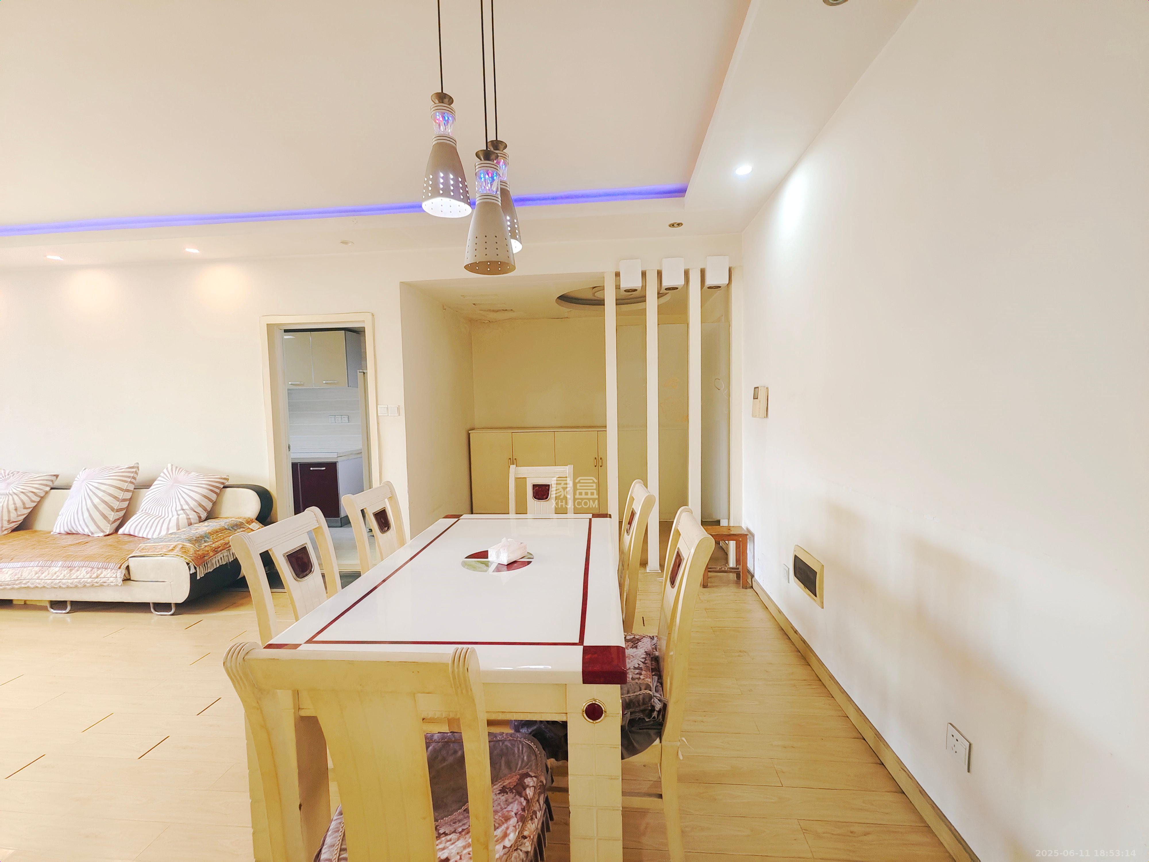 星蓝湾  3室2厅2卫    3100.0元/月室内图