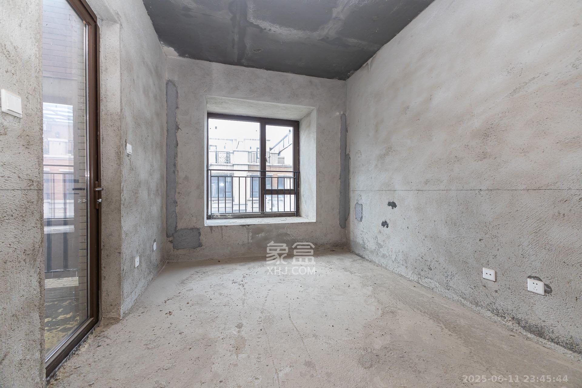 盈峰翠邸  5室2厅3卫    158.0万 盈峰翠邸  5室2厅3卫    158.0万卧室