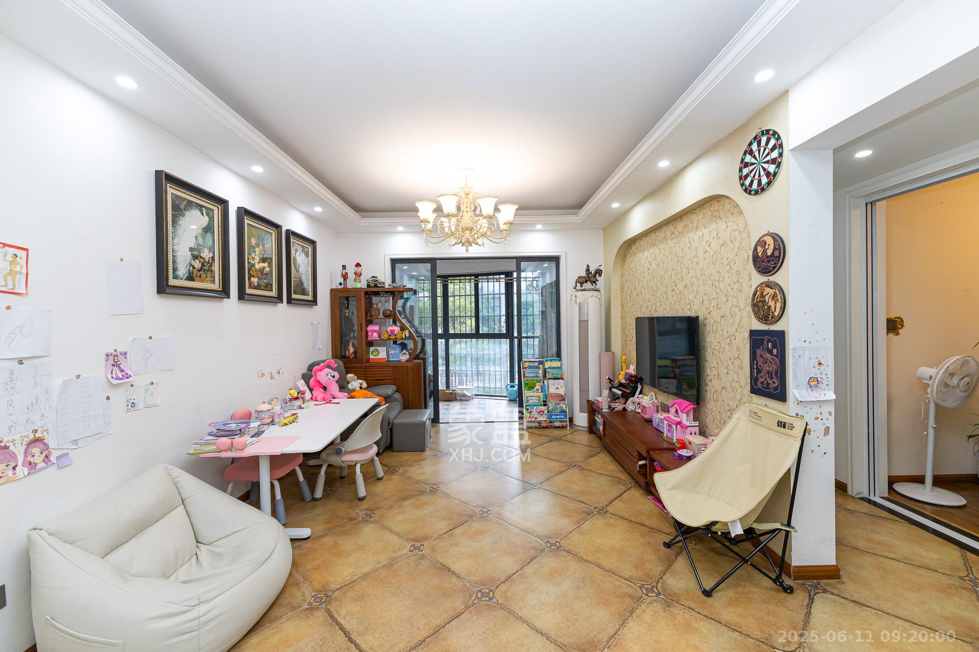 名家翡翠花园 3室1厅1卫 66.0万 名家翡翠花园 3室1厅1卫 66.0万客厅