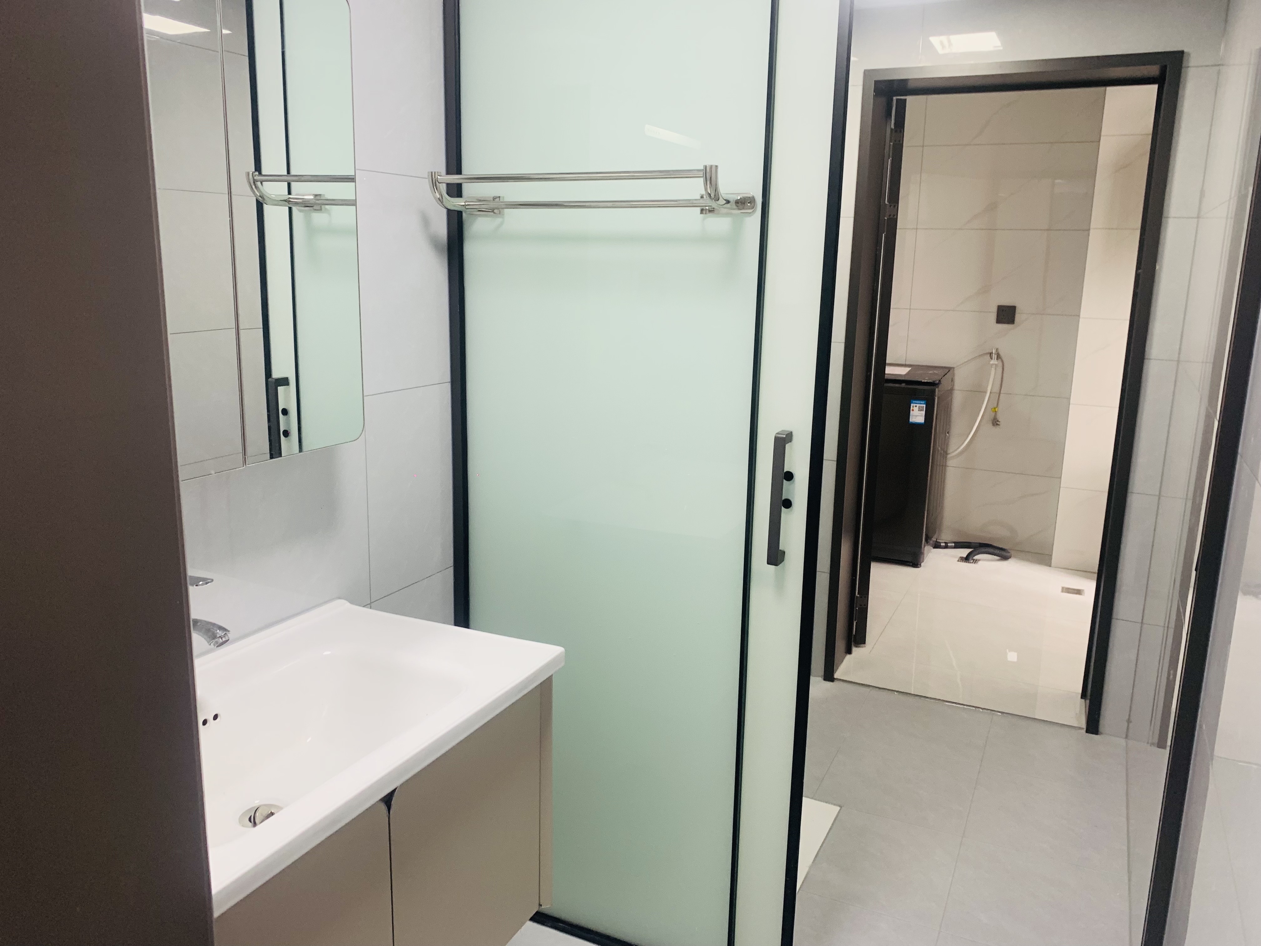 互助小区电梯房 3室2厅2卫 2100.0元/月 互助小区电梯房 3室2厅2卫 2100.0元/月室内图