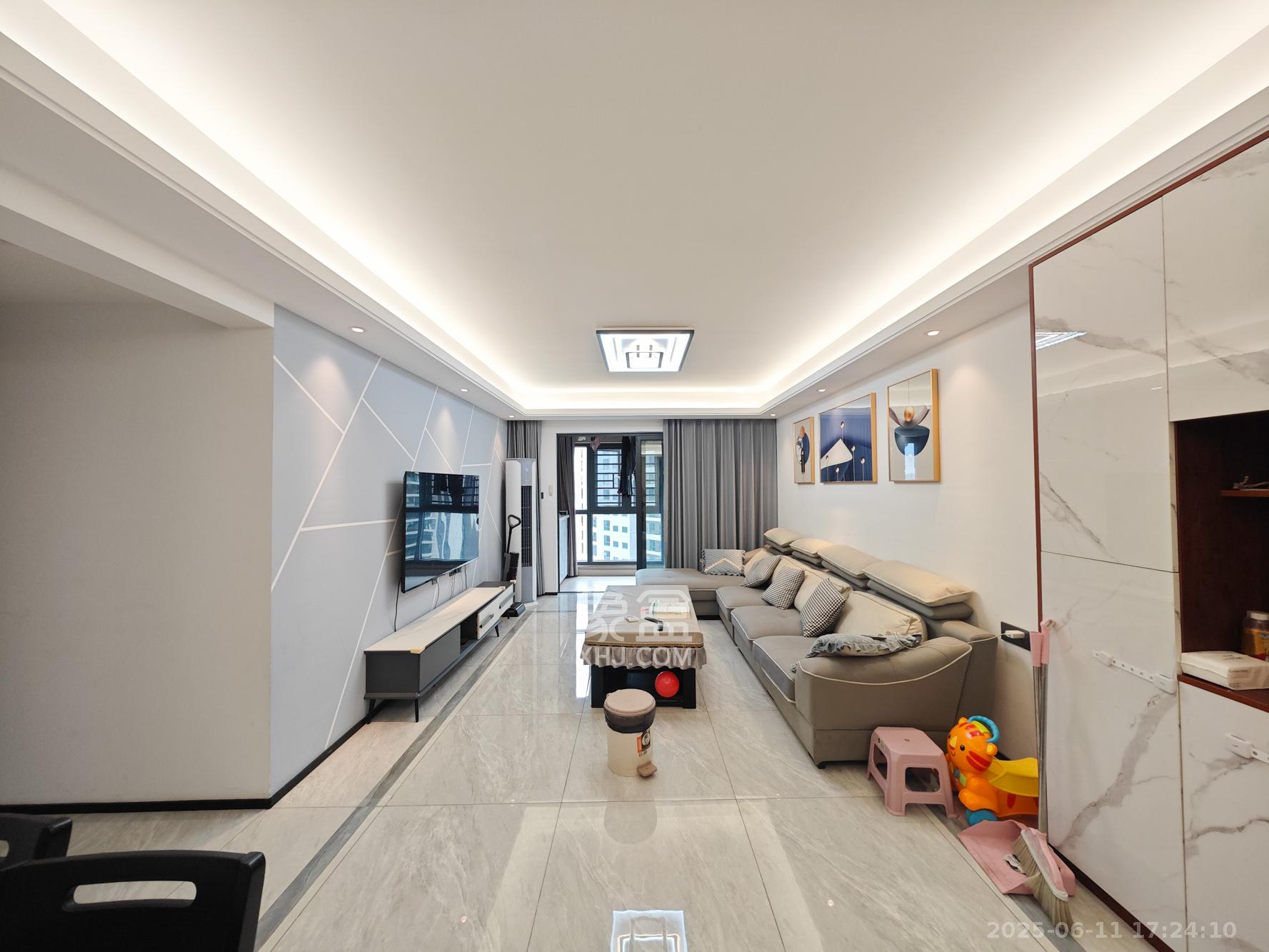 万科魅力之城  3室2厅2卫    115.0万客厅