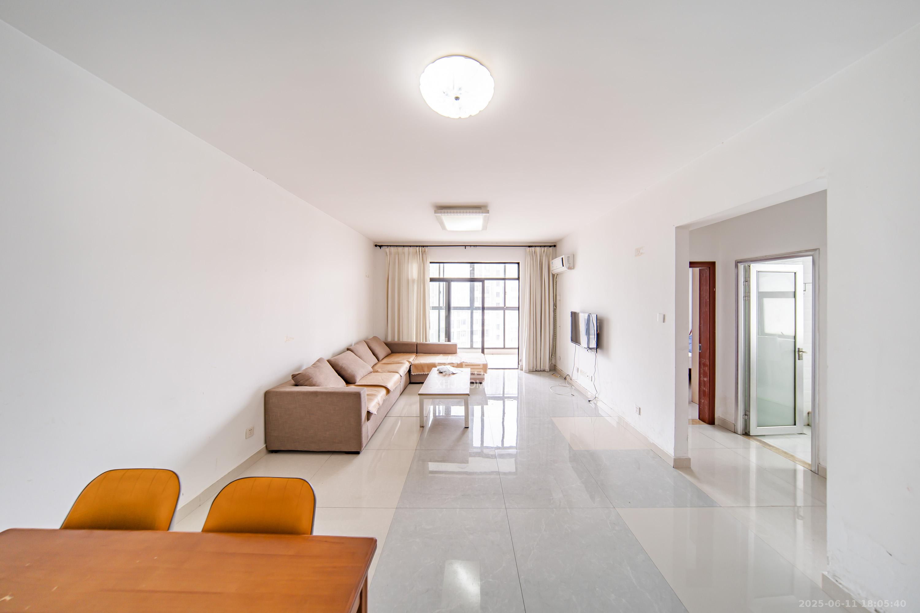 阳光100三期 2室2厅1卫 79.0万 阳光100三期 2室2厅1卫 79.0万客厅