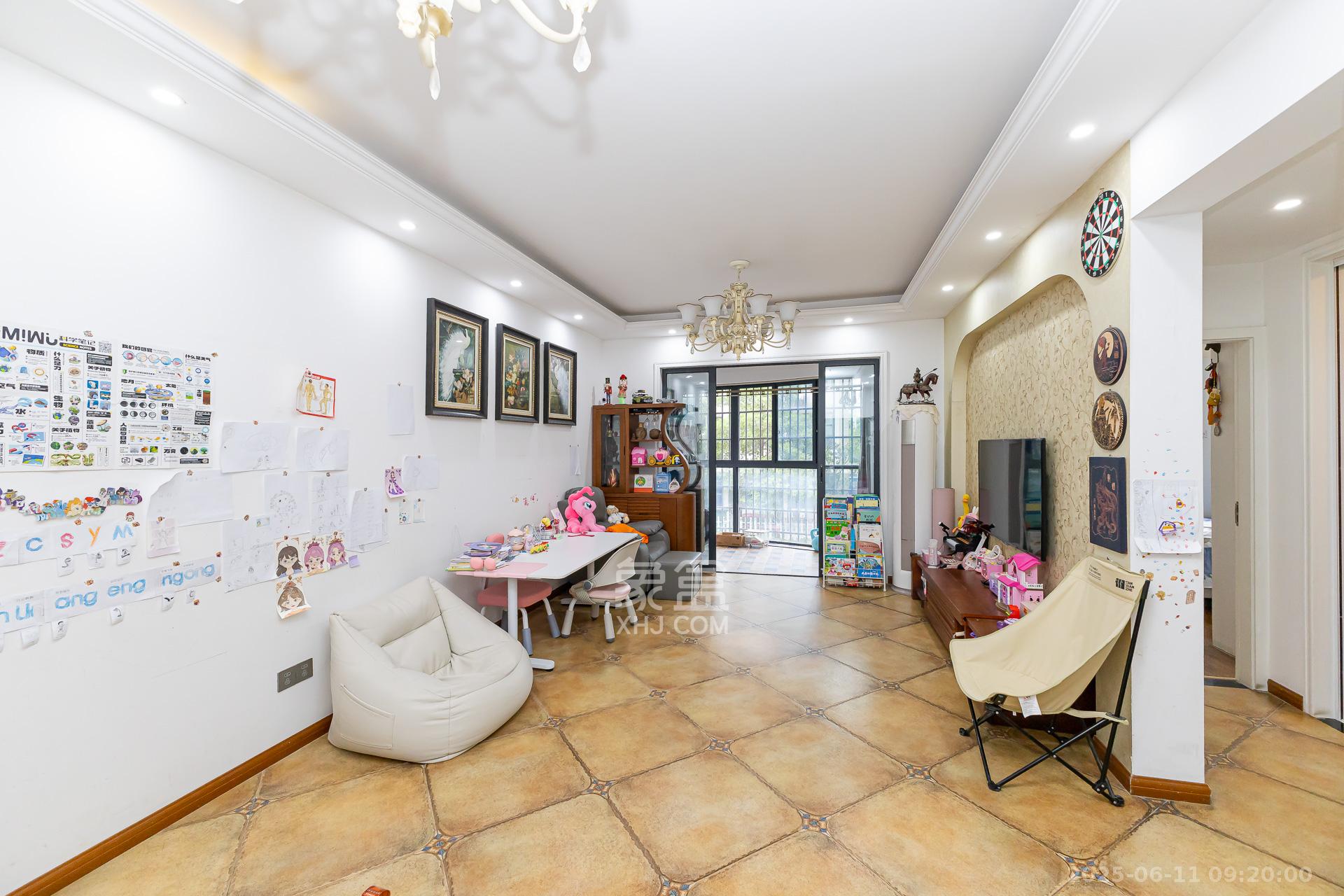 名家翡翠花园 3室1厅1卫 66.0万 名家翡翠花园 3室1厅1卫 66.0万客厅