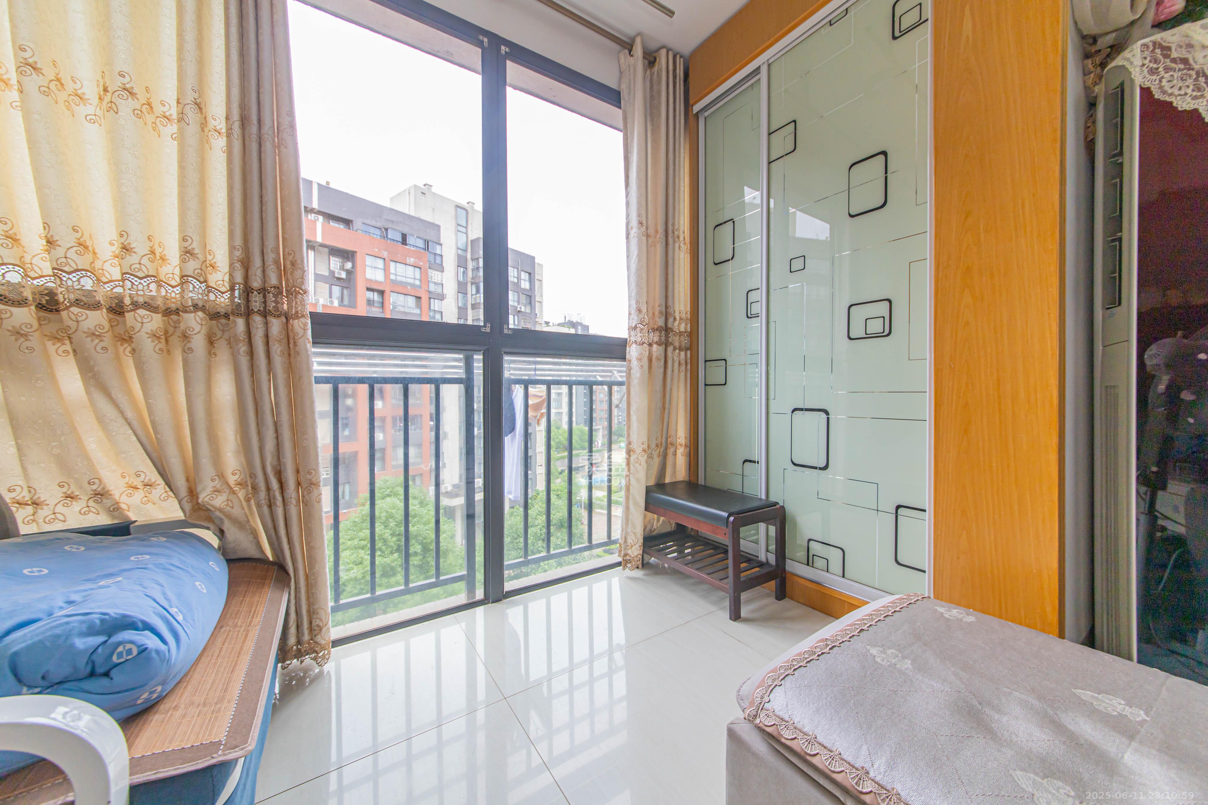 中信文化广场(中信新城二期) 2室2厅1卫 57.0万 中信文化广场(中信新城二期) 2室2厅1卫 57.0万阳台