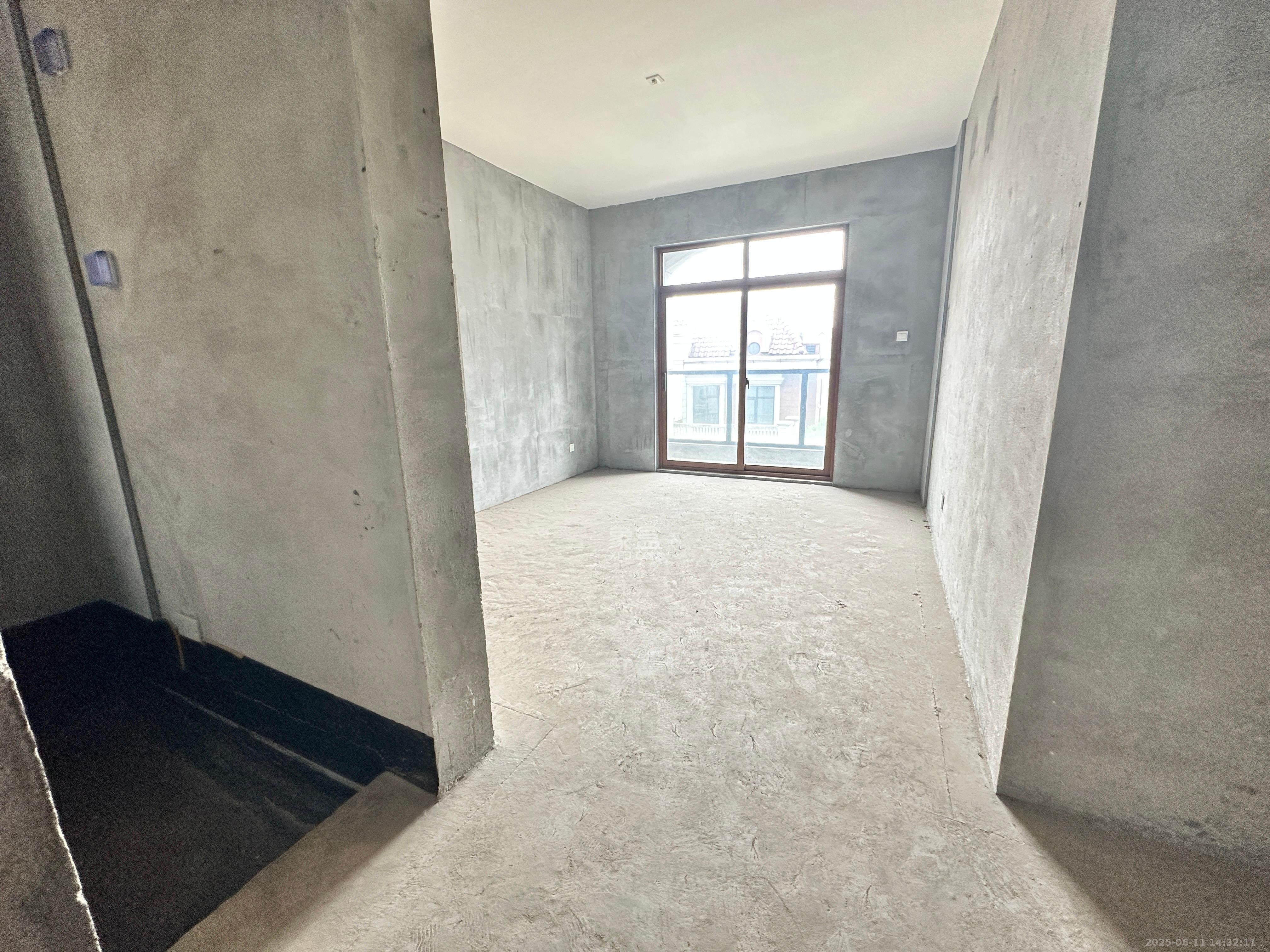 东方名苑三期-首府  4室2厅2卫   150.00万客厅