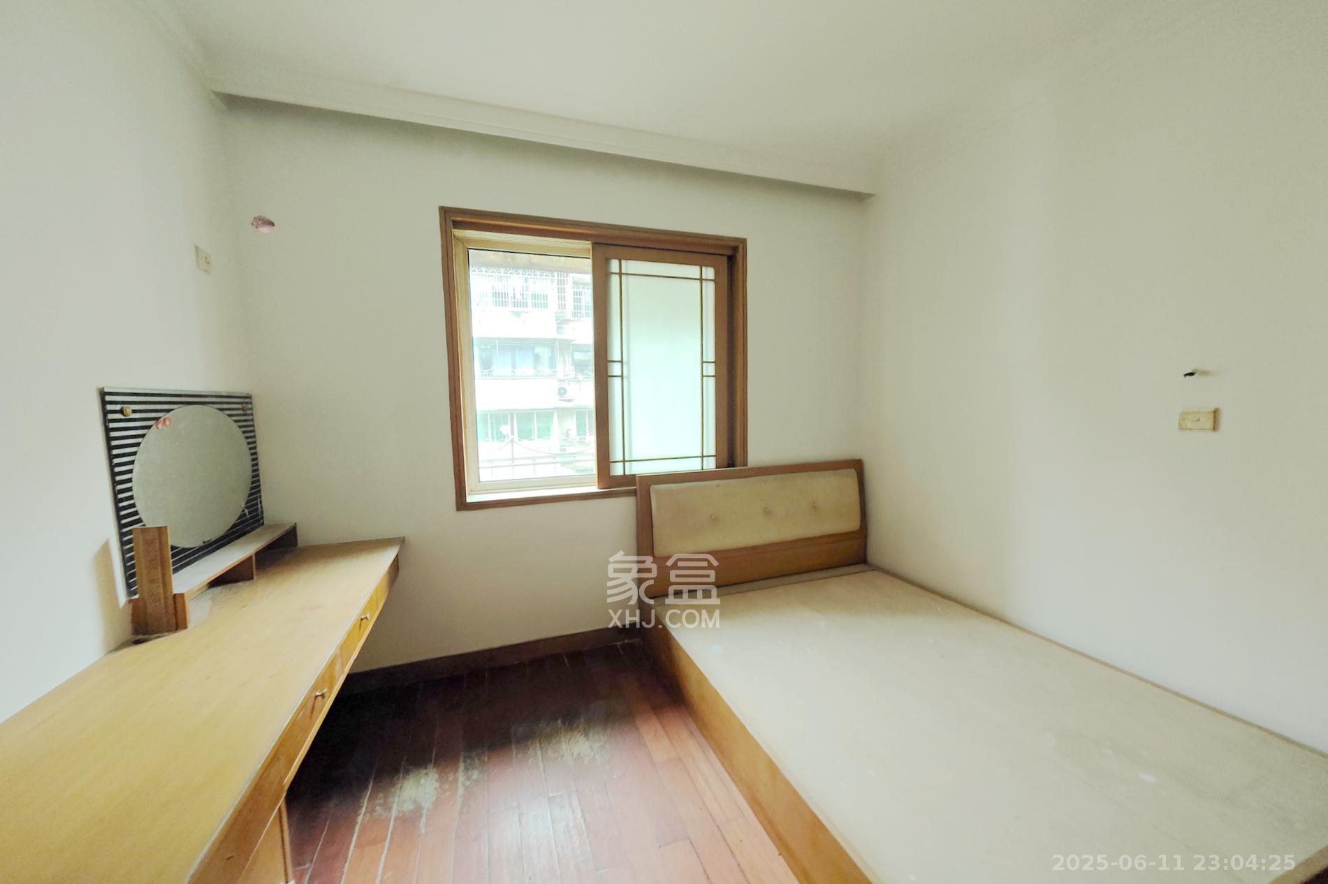 桔园小区1-8片 4室2厅2卫 80.0万 桔园小区1-8片 4室2厅2卫 80.0万卧室